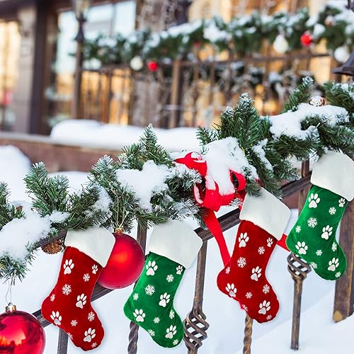 Miniatura 5 de AnyDesign 2 medias grandes de Navidad de 8.7 x 18.1 pulgadas, estampado de patas de perro, patrón de copo de nieve, medias colgantes de color rojo y