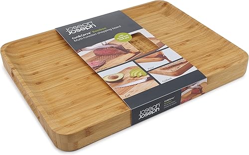 Vista 8 de Joseph Joseph Cut & Carve Tabla de cortar de bambú con agarre para alimentos y superficie en ángulo, color amarillo, grande