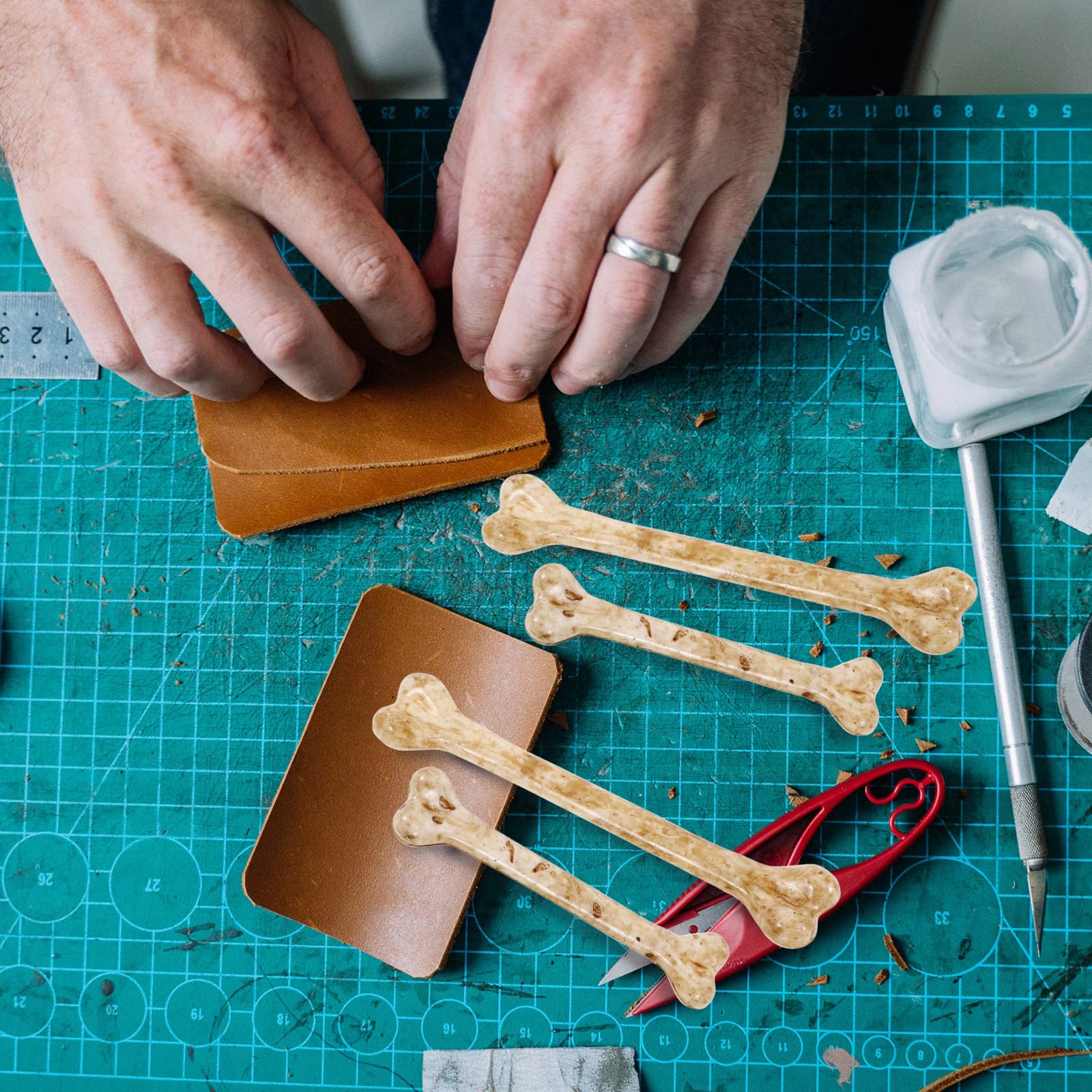 VILLCASE 20pcs Mini Skeleton Bones, Simulation Plastic Bone, Fake Bones Prop Skull Bone Pendant, Artificial Bone Ornaments Costume Bones for Halloween Party Prop Cosplay Accessories