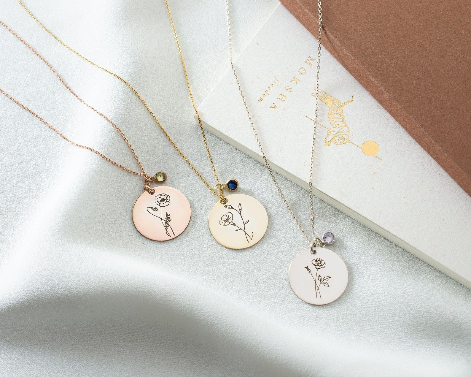 Personalizzato fiore del mese di nascita collana, oro personalizzato argento inciso delicato per mamma novembre