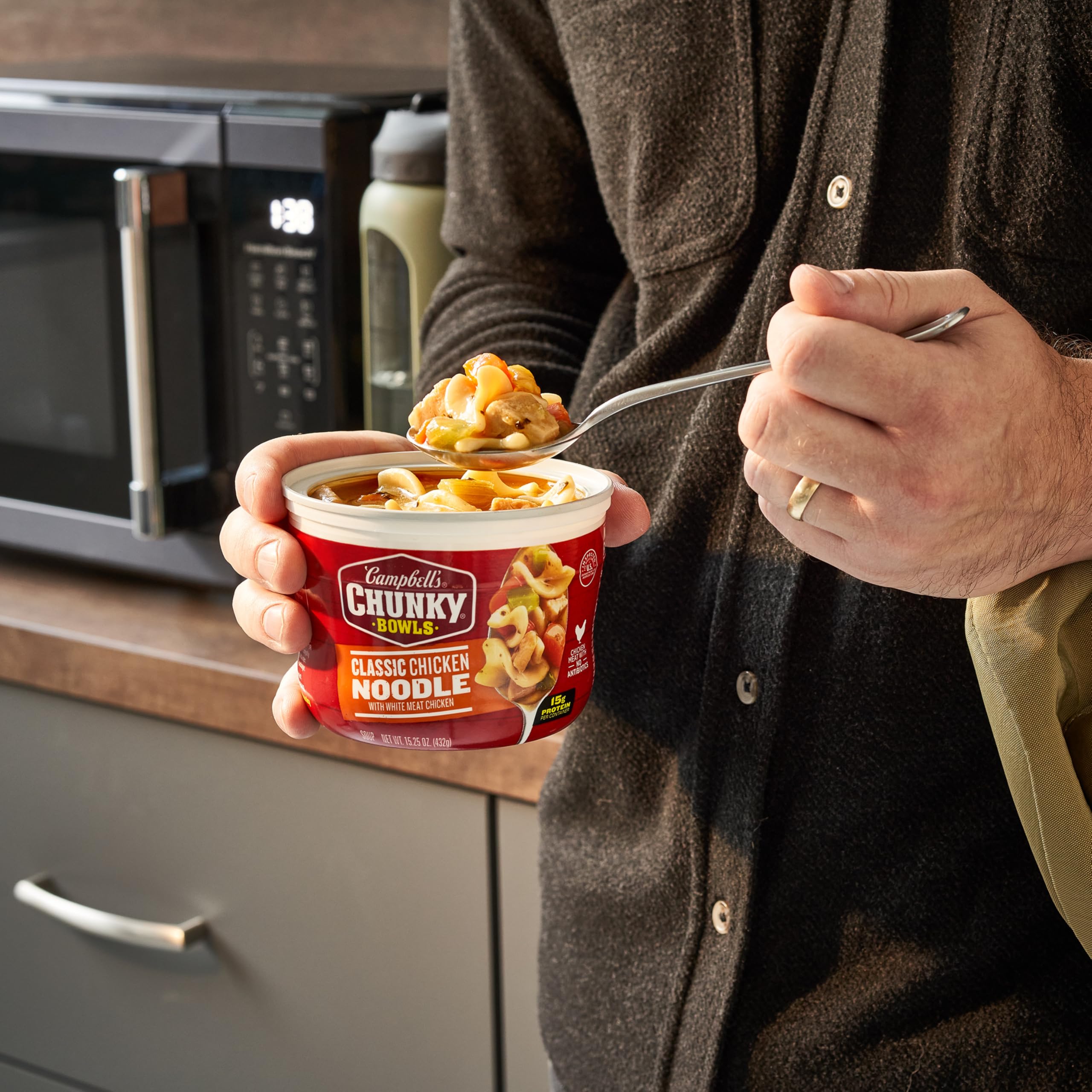 Campbells Chunky Soup Classic Chicken Noodle Soup 15 25 oz Microwavable Bowl — view 4