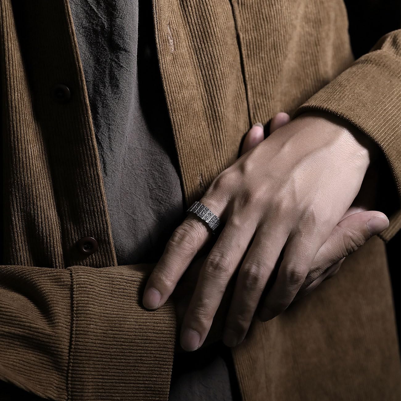 Anello da Uomo Regolabile con Struttura a Recinzione Vintage Viking Retro Open Ring Anello da Pollice Gothic Punk Gioielli Regali per Uomini Ragazzi Padre