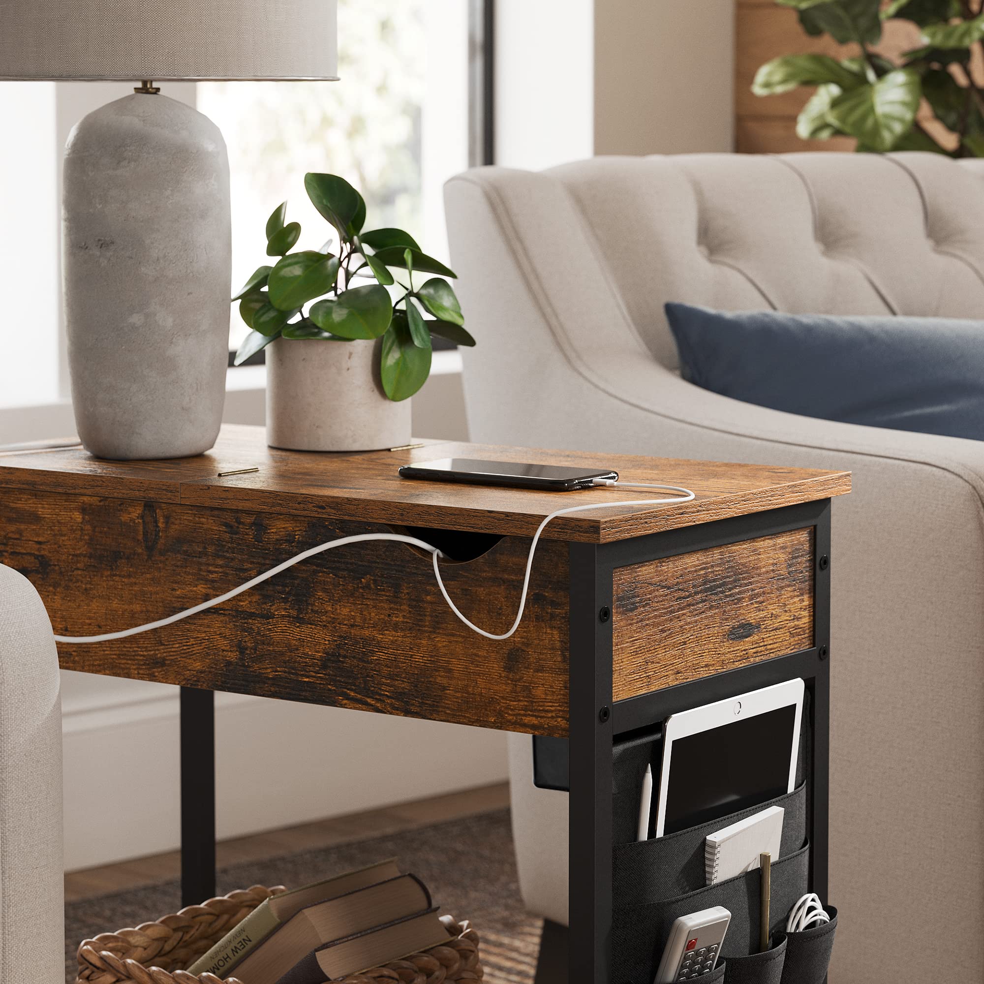 VASAGLE Mesa Auxiliar con Multienchufe, Mesa Lateral Estrecha con Puertos USB, Sacos, Mesita de Noche, para SalÓn, Dormitorio, MarrÓn RÚstico y Negro LET311B01