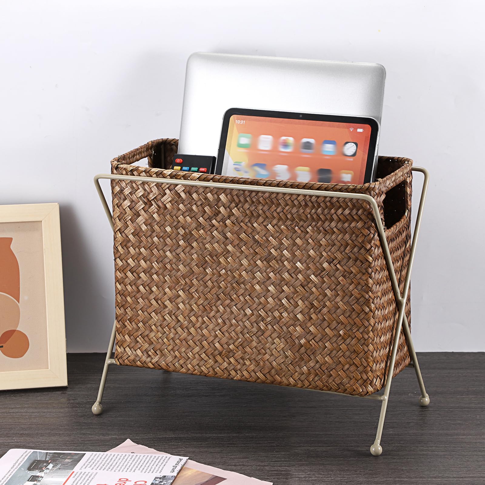BSTKEY Revistero de hierba marina natural con asas, soporte rectangular de mimbre para periódicos, organizador de documentos con marco de metal para oficina, baño, sala de estar