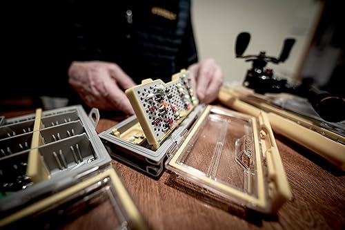 Miniatura 181 de Plano Edge 3700 - Caja de almacenamiento vertical de cebo y cebo espía, gris y amarillo, soporta hasta 52 cebos verticales, caja organizadora