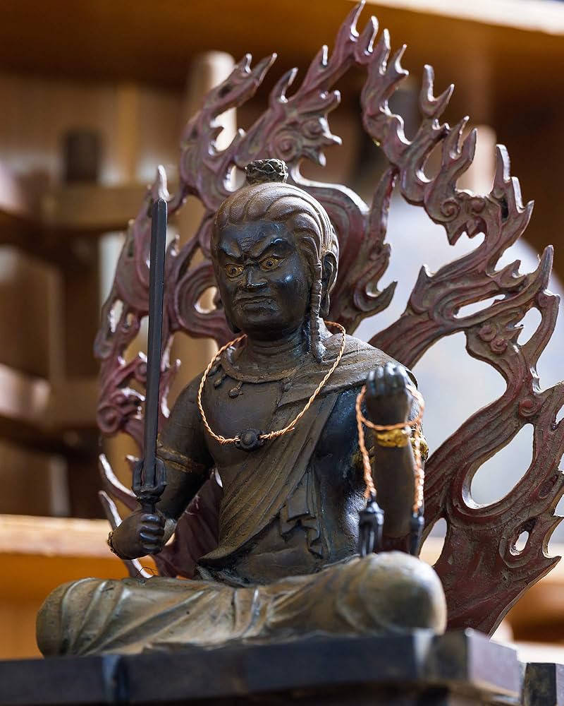 Amazon｜国宝復刻版 不動明王 坐像 33cm漆仕上げ 蝋型/青銅（ブロンズ