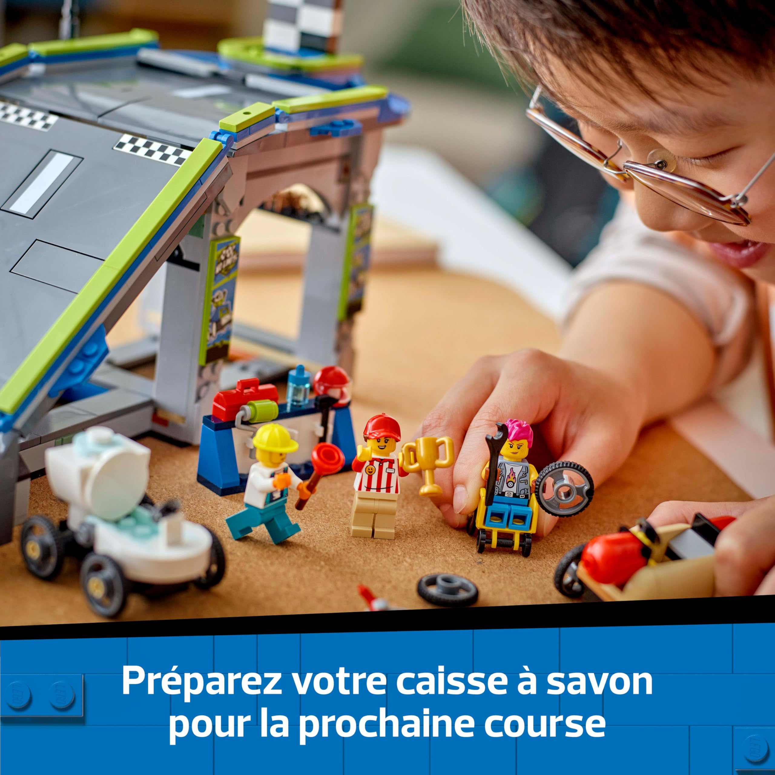 LEGO City Zéro Limite : Rampe pour bolides de Course - Jeu de Construction avec Voitures caisses à Savon pour garçons et Filles dès 6 Ans - 4 Personnages Dont Un Plombier - Idée Cadeau Amusante 60460