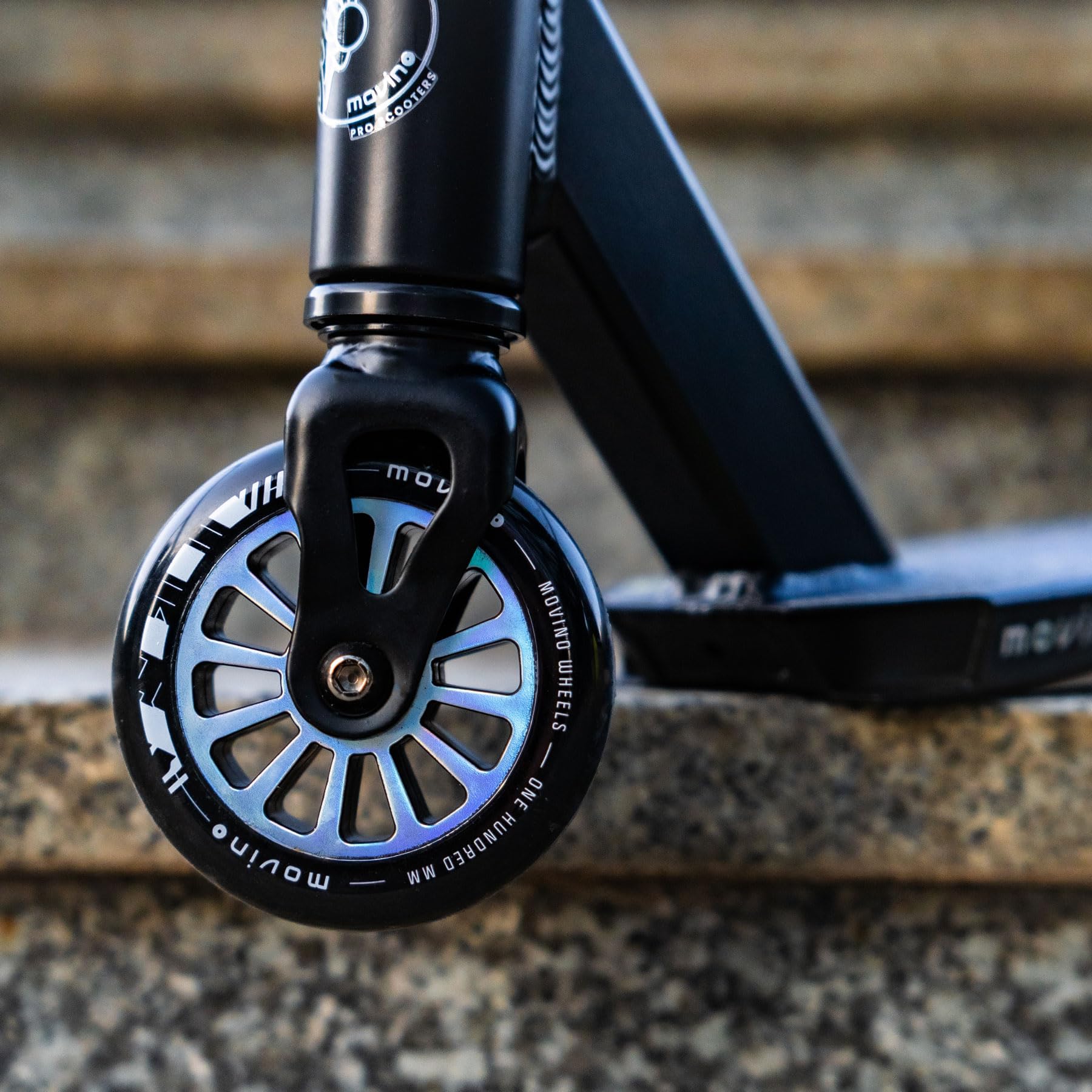 Movino Glide Monopattino Freestyle Leggero per Principianti - Robusta Pedana in Alluminio e Cuscinetti ABEC 9 - Trick allo Skatepark - Bambini Adolescenti - Ruote 100 mm - Scooter Acrobatico