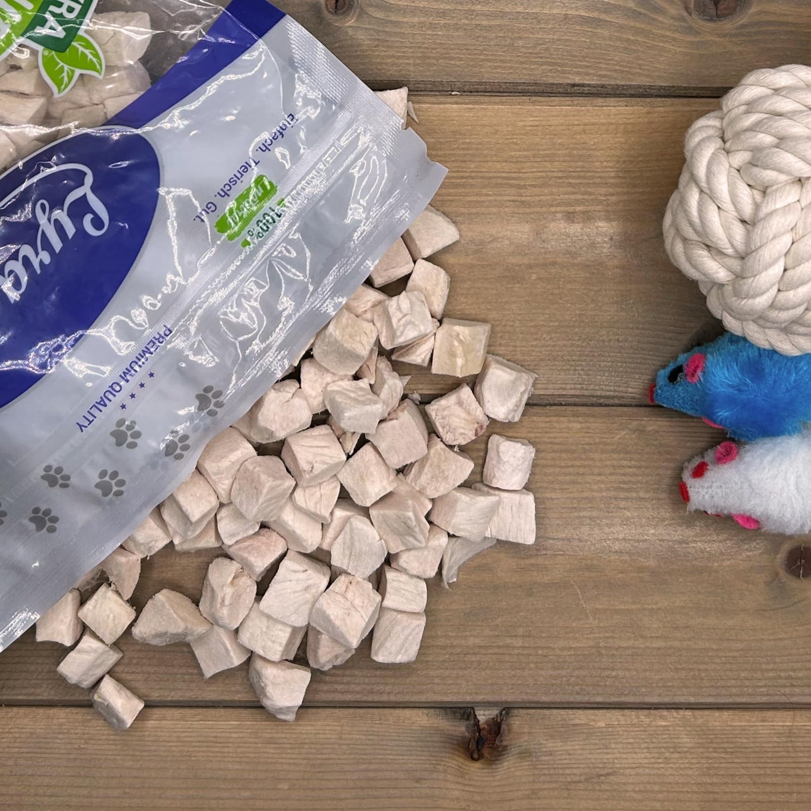 Lyra Pet® 5 kg (25x 200 g) Hühnerbrustwürfel gefriergetrocknet Hund & Katze | Snack für Hunde & Katzen - Getreidefreies & fettarmes Leckerli - Auch für Kitten, Welpen & Senioren - Proteinreiches Futter