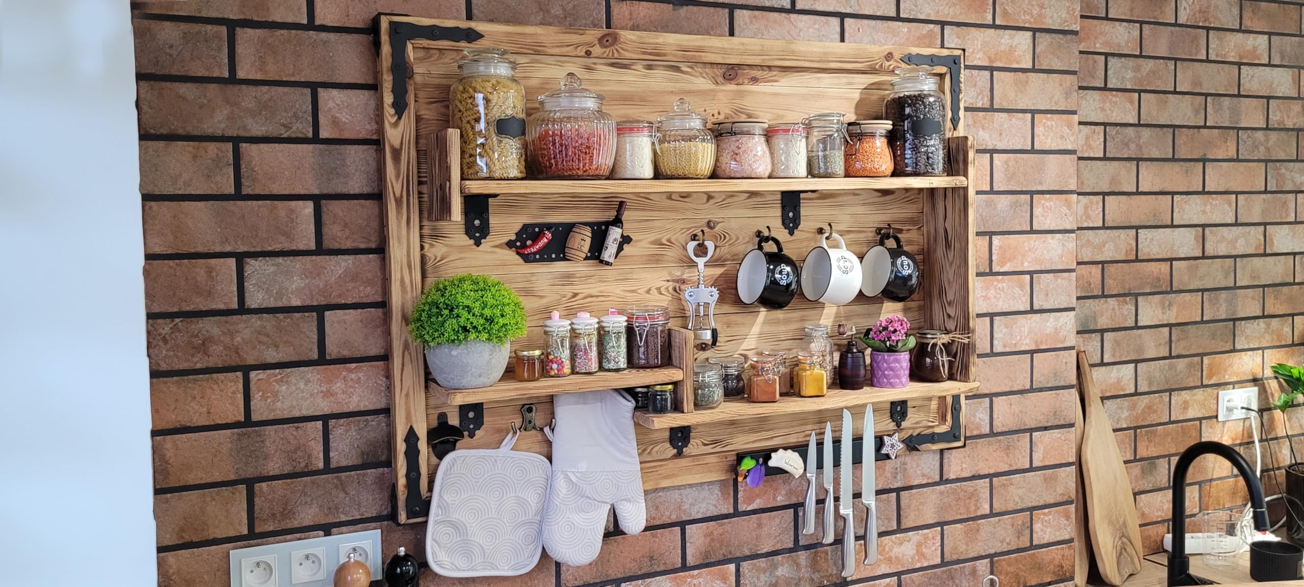 weeco Mensola da appendere, realizzata a mano, portaspezie in legno e accessori in metallo, 113 x 73 cm, mensola da cucina da parete rustica in legno, decorazione da cucina con gadget.