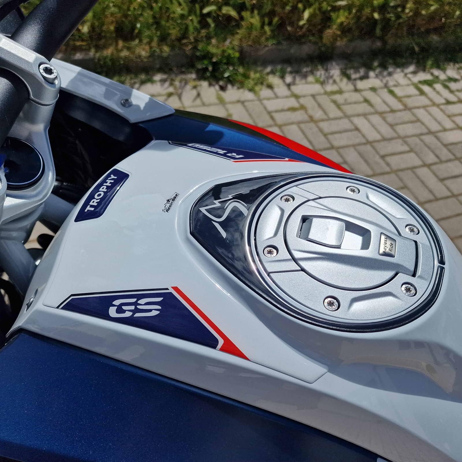 Resin Bike Adesivo Moto Compatibile con BMW R 1250 GS Trophy 2021-2024. Protezione Moto Protezione Serbatoio da Urti e Graffi. Adesivo 3D Resinato GS 1250 Trophy