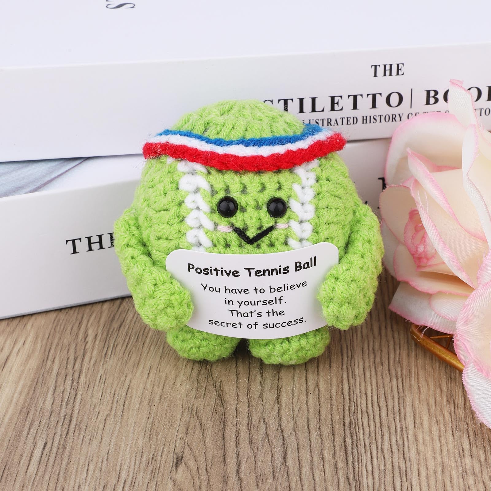 TOYMIS 2pz Palline Tennis Positivo, Peluche Supporto Emotivo e Motivazionale con Carta Positiva Giocattoli Tennis Lavorati a Maglia Regali Allegria Amanti Dello Sport e Decorazioni per Feste Tavolo