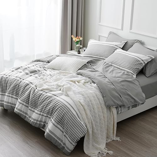 Miniatura 4 de PHF Juego de edredón de 7 piezas de cama en una bolsa, tamaño King, color gris claro y blanco, a rayas, con juego de sábanas, 2 fundas de almohada,