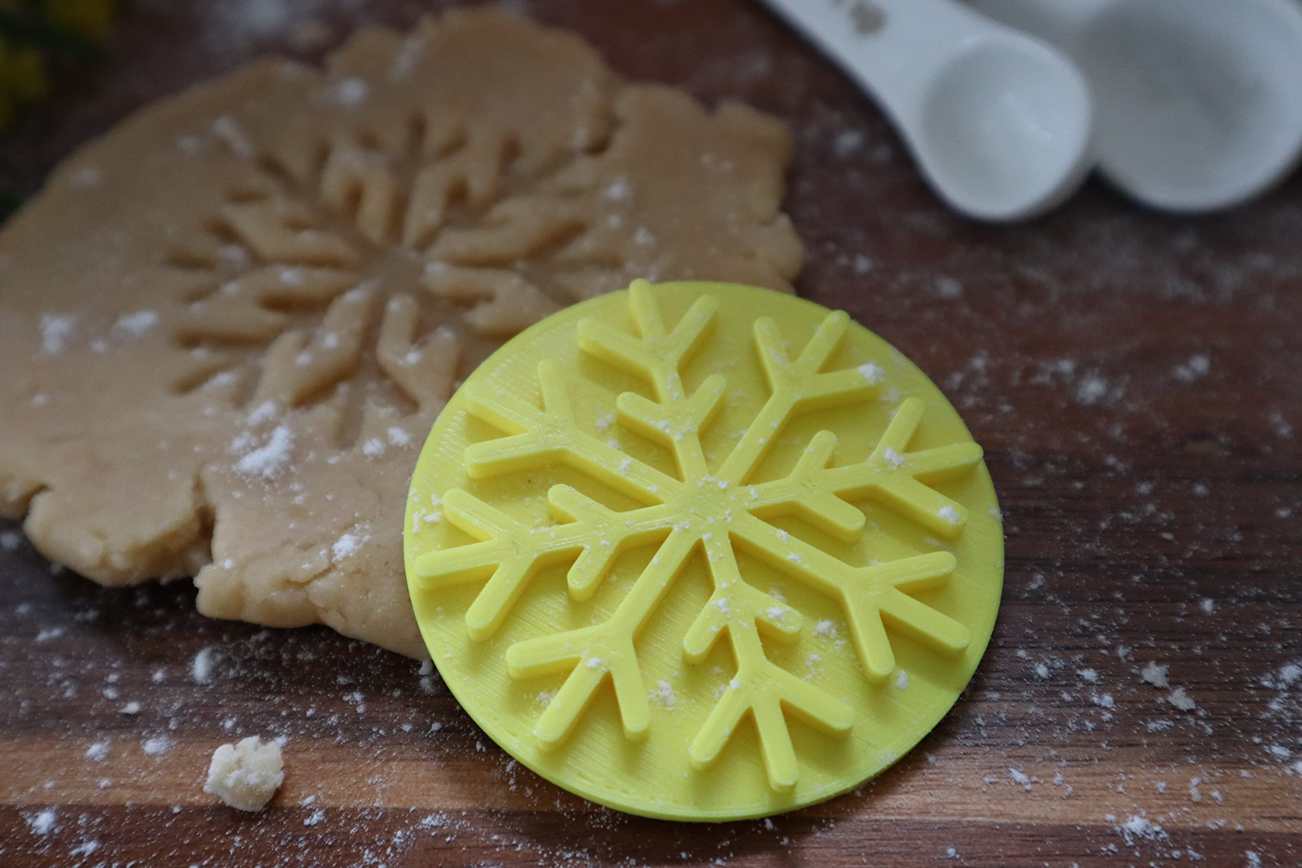 The Cookie Cutter Hub Snowflake Embosser/Stamp for Cupcakes Fondant Icing Clay Cake Baking Decoration