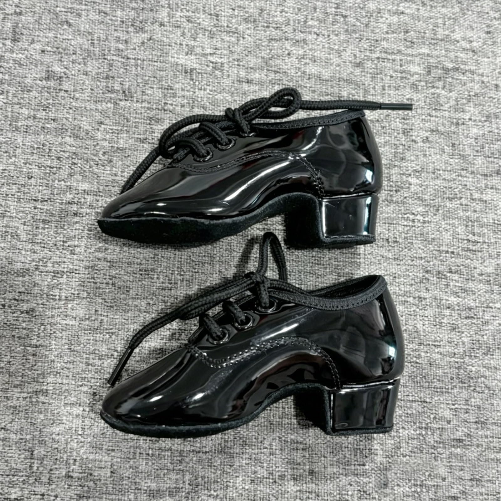 Portachiavi con scarpa da ballo in pelle verniciata nera con