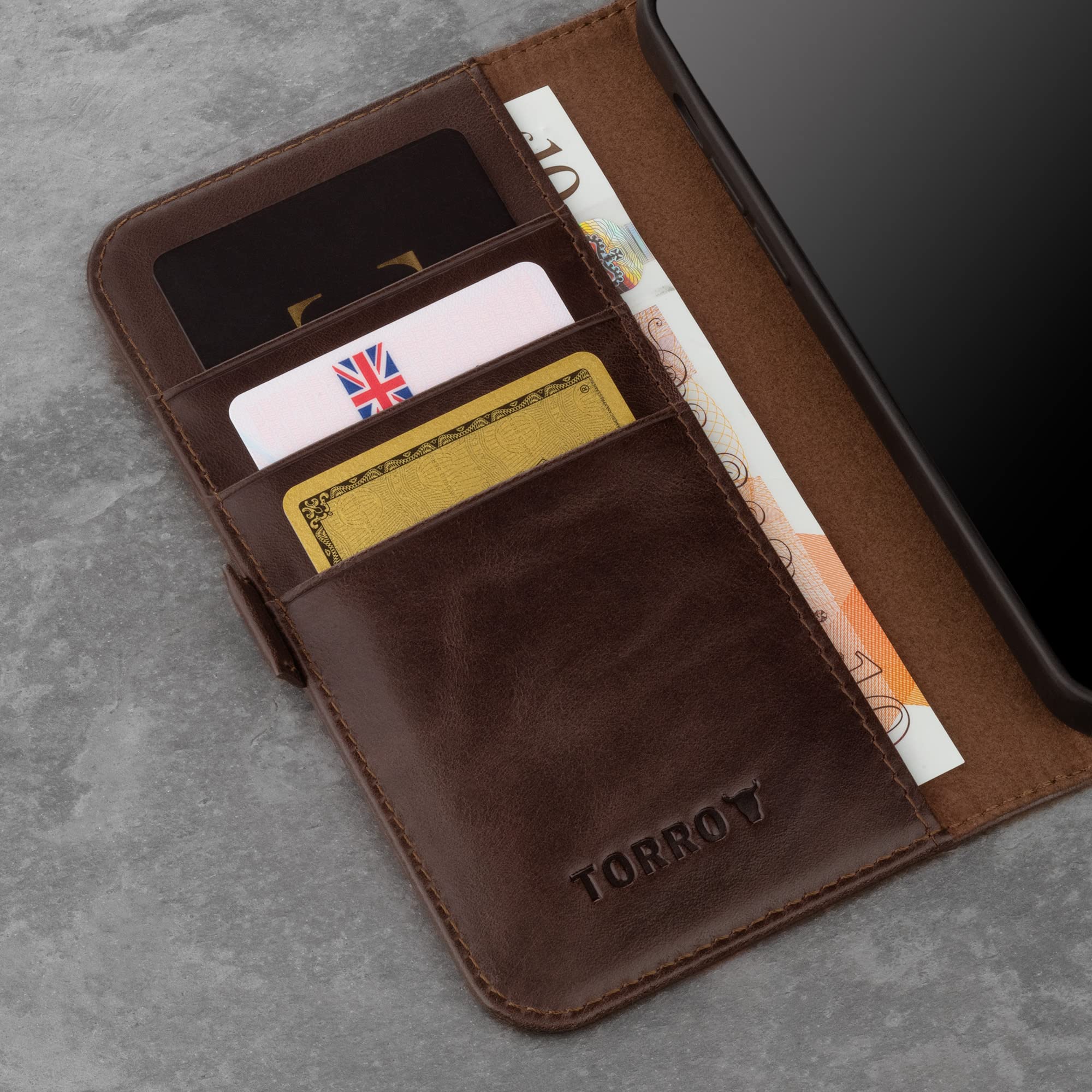 TORRO Hülle kompatibel mit iPhone 12 / iPhone 12 Pro – Premium Leder Hülle mit Standfunktion und Kartenfächern (Dunkelbraun)