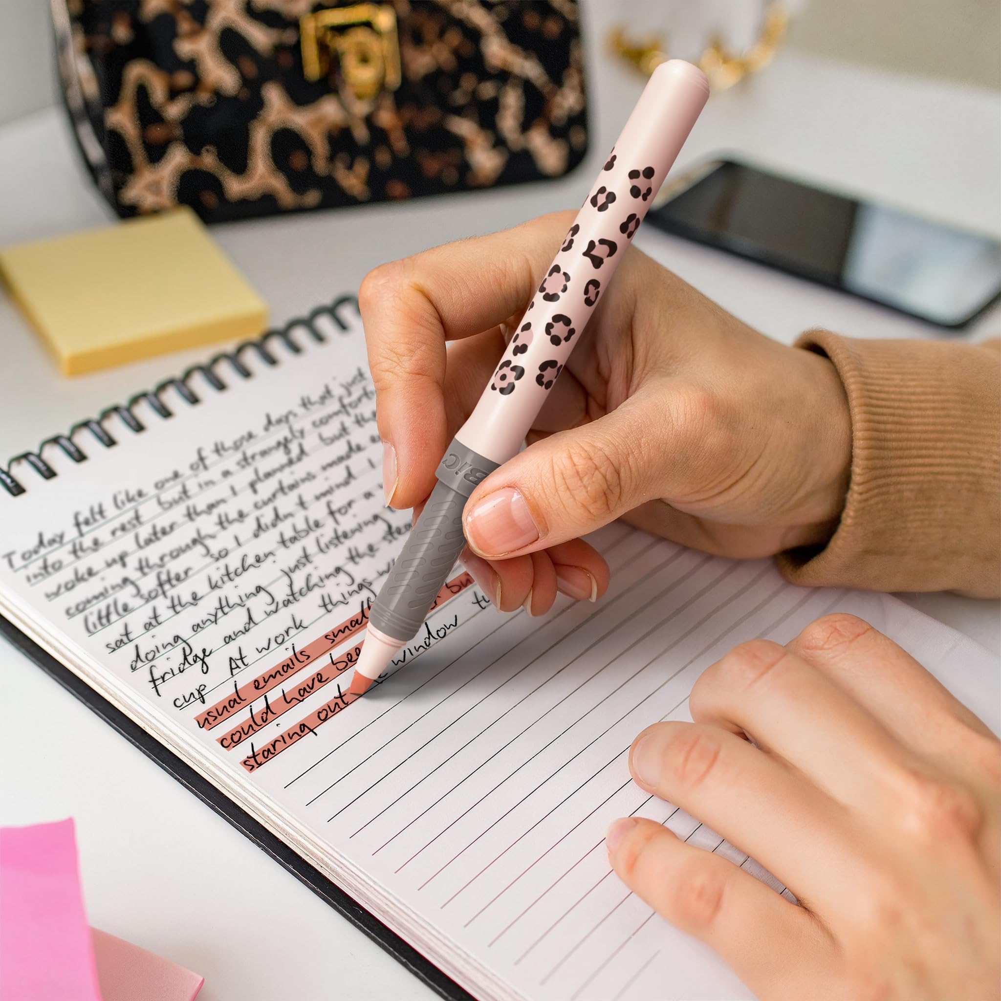 BIC & Tipp-Ex Leoparden-Kollektion Schreibset – Kugelschreiber mit mittlerer Schreibstärke, Textmarker mit Keilspitze, Korrekturroller (6 m x 5 mm) – Sortierte Leopardenmotive, Box à 8