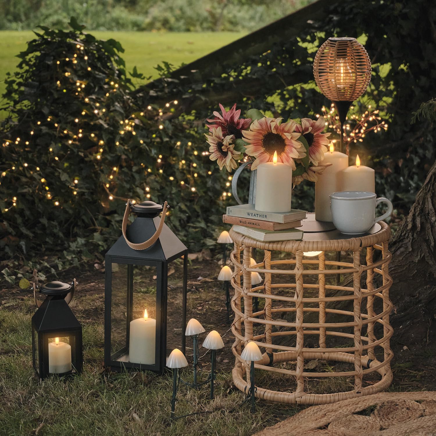 Lights4fun Hygge Solar-Beistelltisch in Flechtoptik mit dimmbarer Beleuchtung | warmweiße LED | Solarbetrieb Sonnenenergie | Sommer Dekoration für Außen Balkon Garten Terrasse | Maße (H) 36 cm × 35 cm