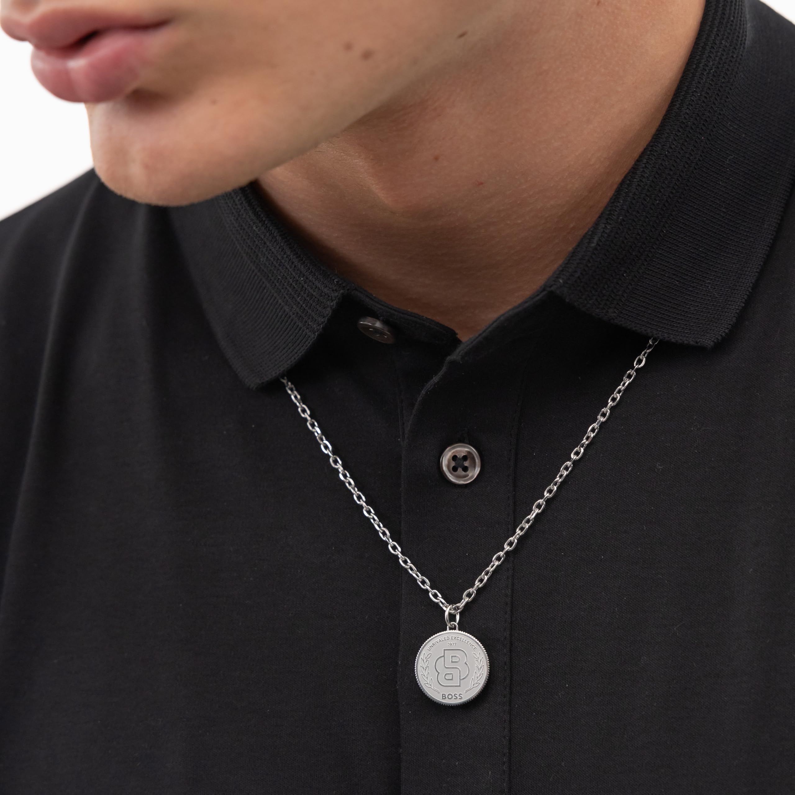 BOSS Jewelry Collar para Hombre Colección DOUBLE B COIN en Acero Inoxidable con un Charm en Forma de Moneda – Disponibles en Plata o Negro