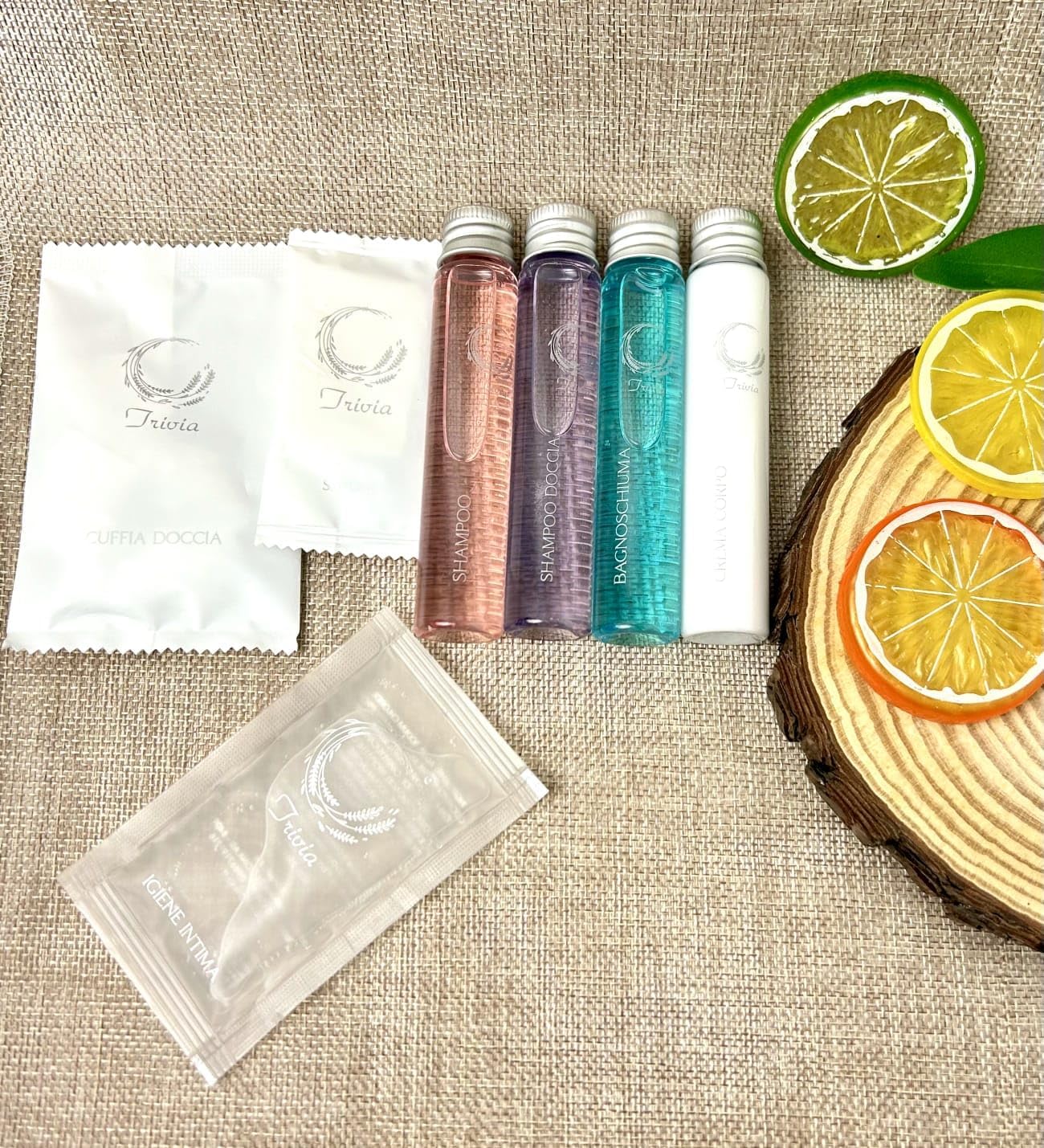 Kit Cortesia B&B Hotel Bagno Monouso 175 pezzi: 50x Shampoo Doccia Flacone 30ml 50x Igiene Intima Bustina 10ml 50x Sapone Rettangolare 25x Cuffie Doccia per Set Cortesia Bagno B&B Hotel Albergo