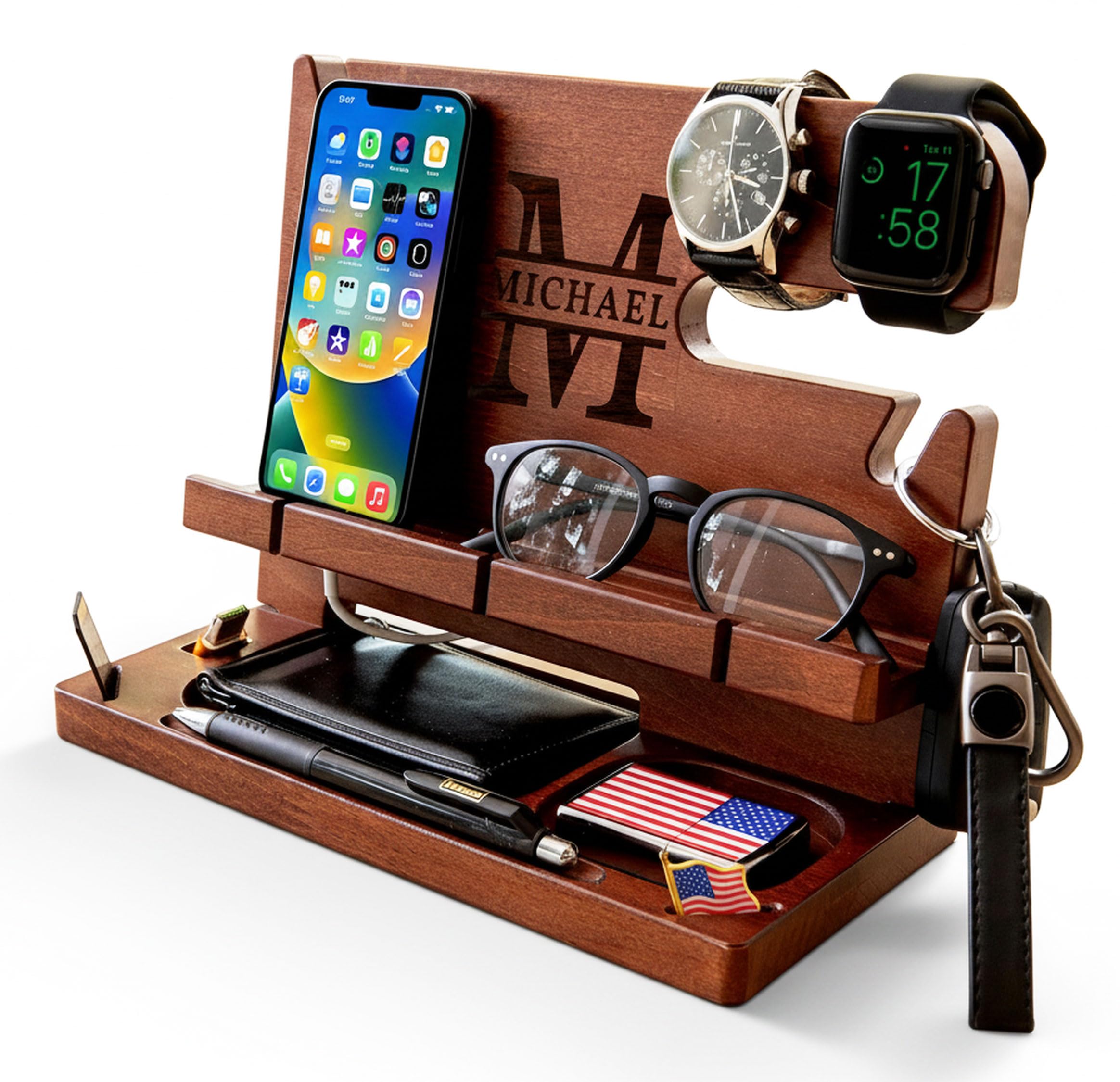Greta Oto Estación de Carga de Madera Personalizado para Movil, Tableta, Cartera, Gadgets, Reloj, Llaves, Soporte Escritorio de Trabajo, Mesita de Noche, Regalos para Hombre (Marrón)