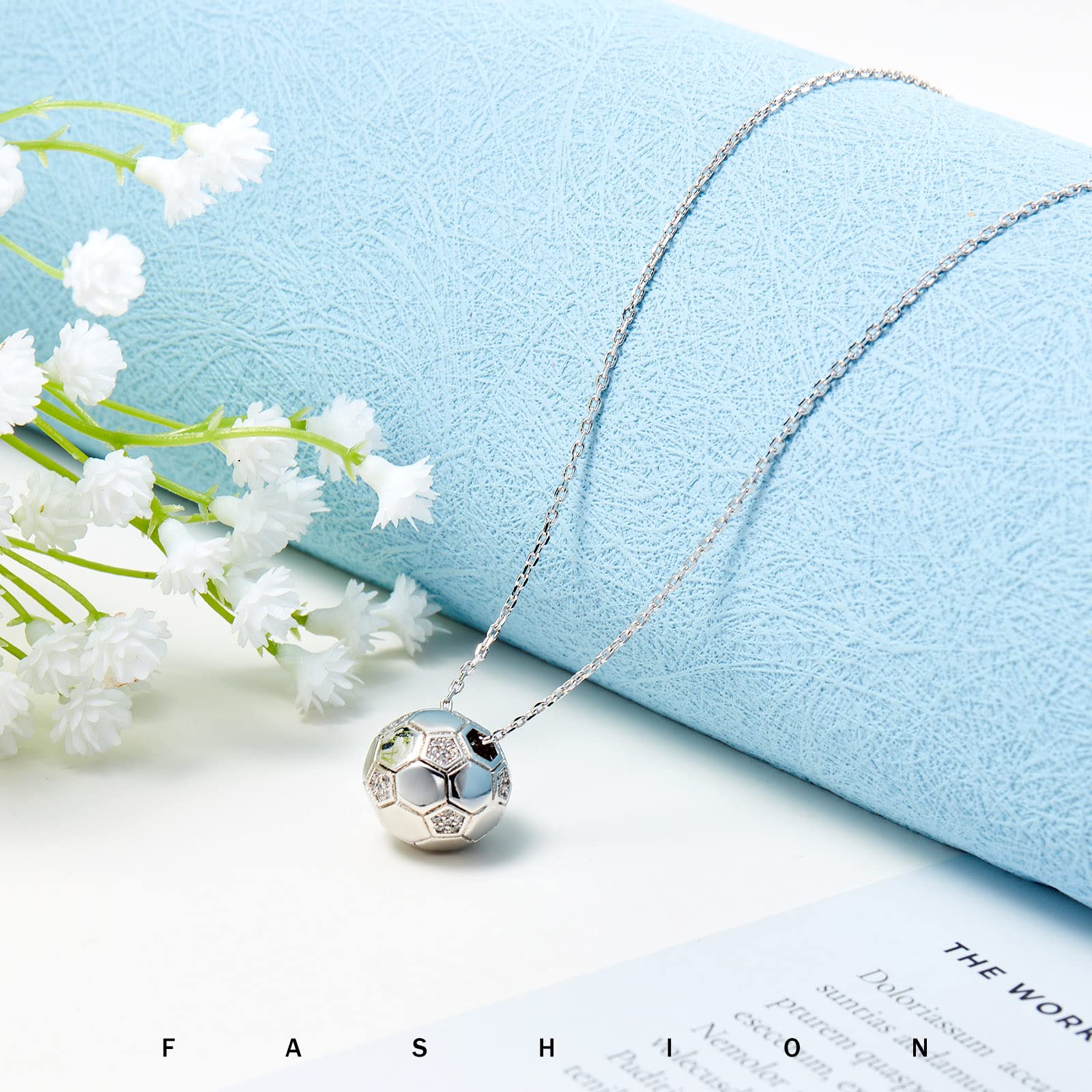 Patelai Collar de Fútbol Colgante de Balón Grabado con Dije de Pelota de Cadena con Diamantes de Imitación para Mujeres Hombres Niñas Niños (Plata)