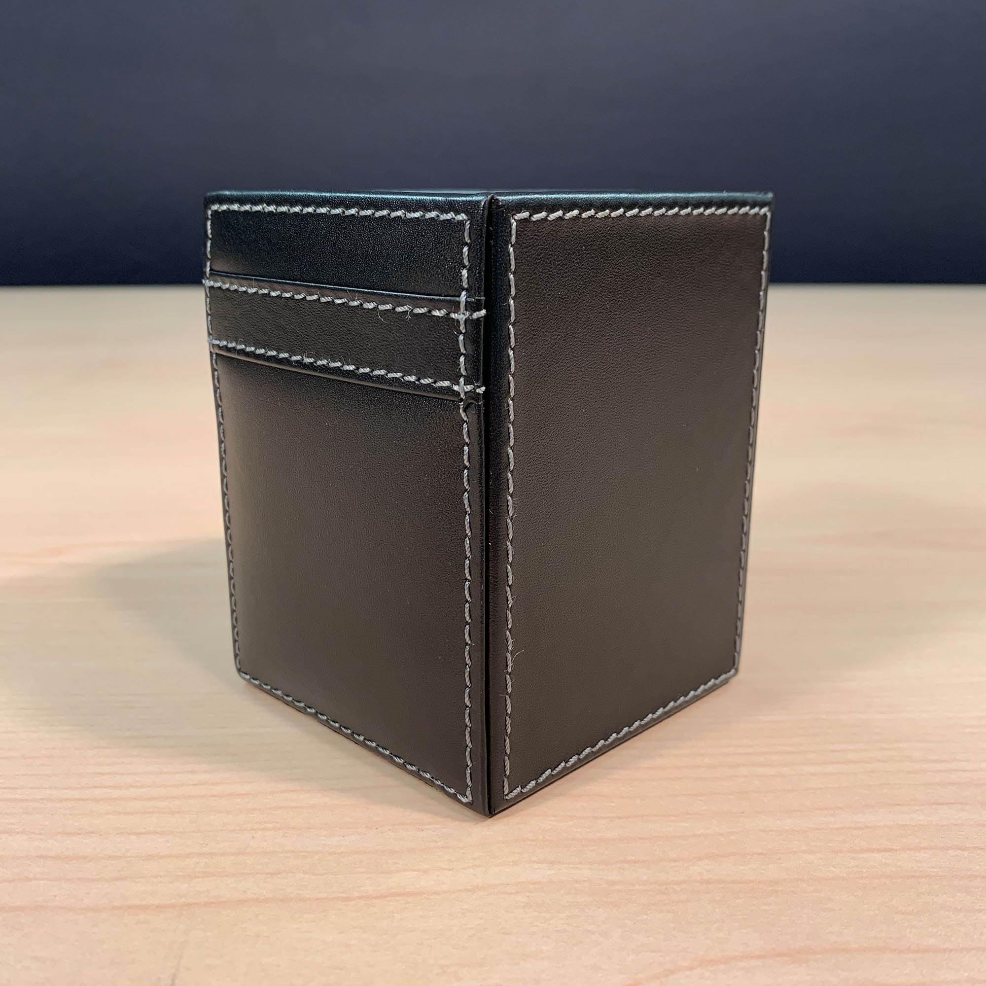 Dacasso Rustikaler schwarzer Stiftehalter aus Leder für den Schreibtisch – luxuriöses Executive-Dekor und Büro-Organisation, unverzichtbar für Desktop/Sitzungssaal