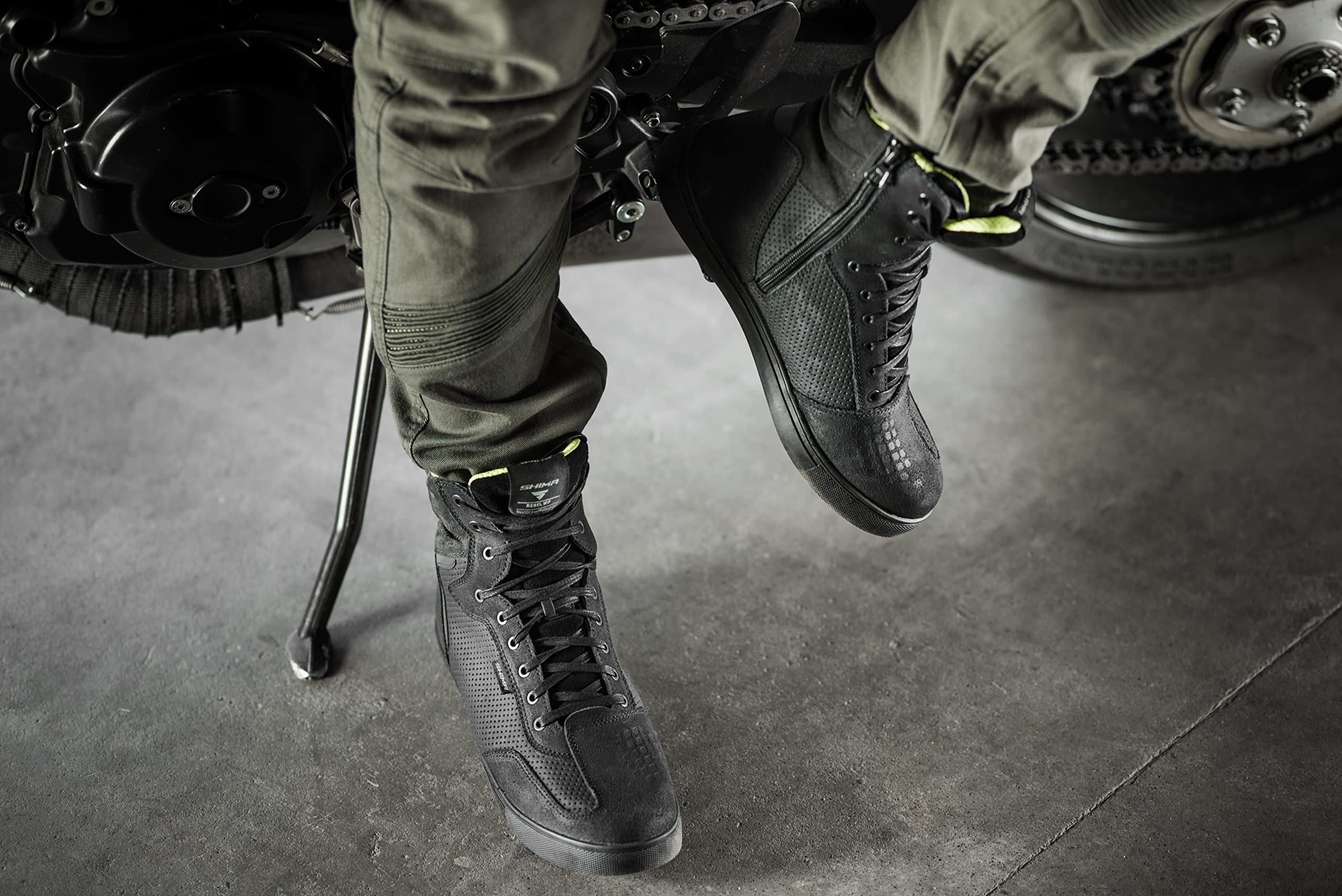 SHIMA Rebel WP, Wasserdichte Motorradschuhe Herren - Verstärkte Motorrad Sneakers mit Seitlichem Reißverschluss, Knöchelstütze, Anti Rutsch Sohle, Schaltgriff (Schwarz, 43)