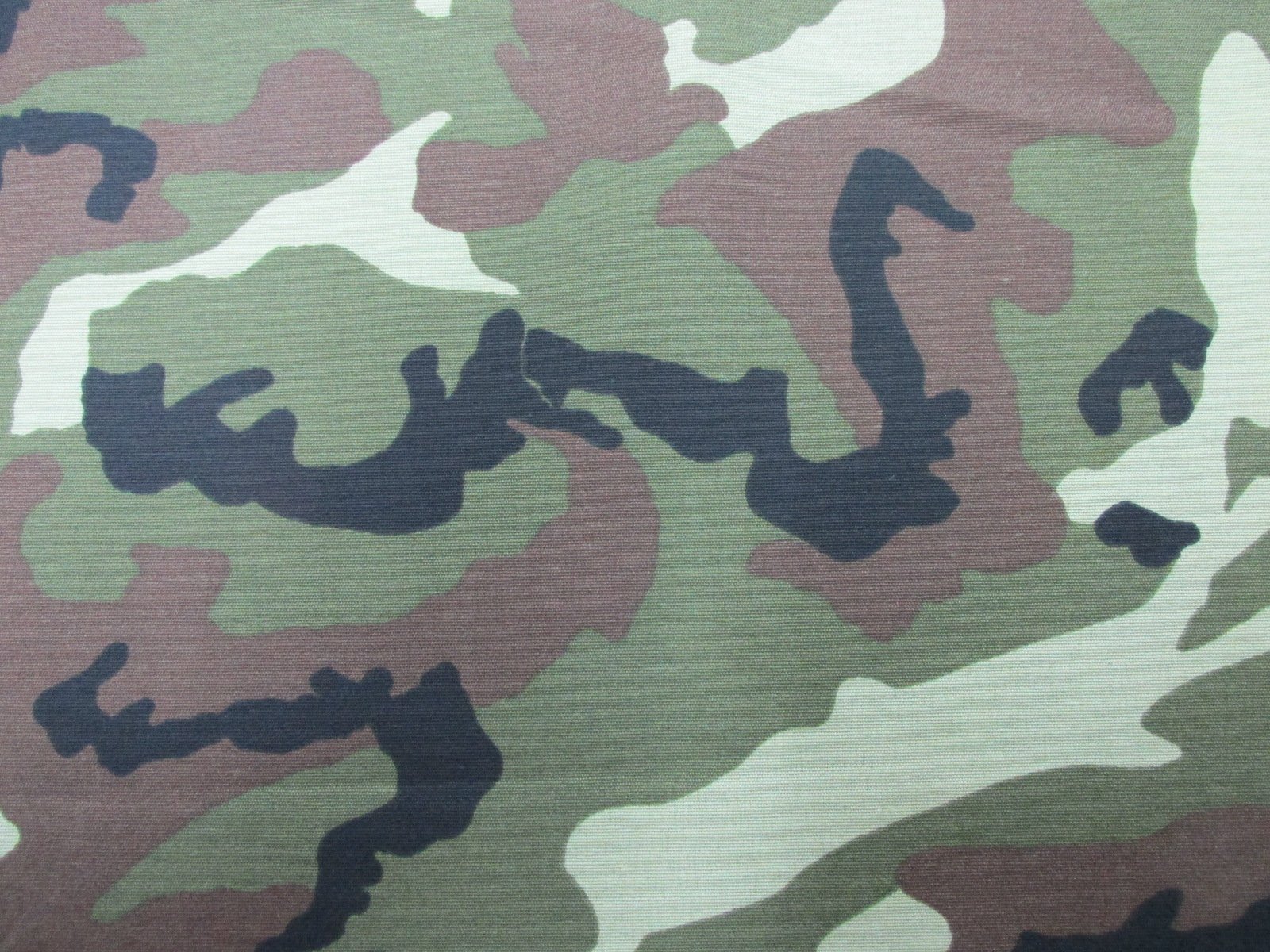 Metraje 4,95 MTS Tejido loneta Estampada Ref. Camuflaje Verde, con Ancho 2,80 MTS.
