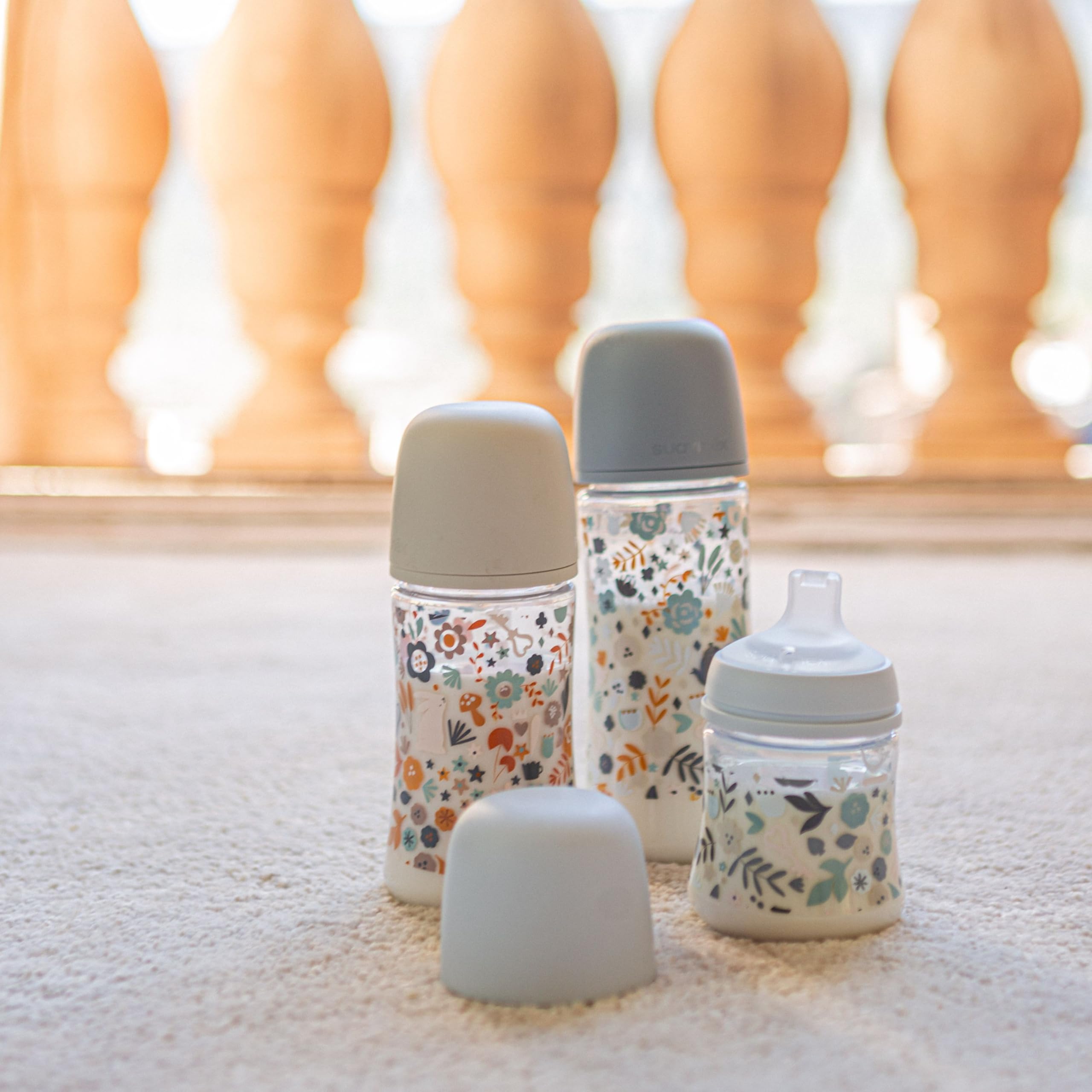 Suavinex, Pack Biberons en Verre de 240 ml. Biberon avec Tétine Symétrique SX Pro en Silicone, Anticoliques, Biberon avec Tétine à Débit Moyen (M), Pour Bébés +3 Mois, Wonderland Bleu, Beige