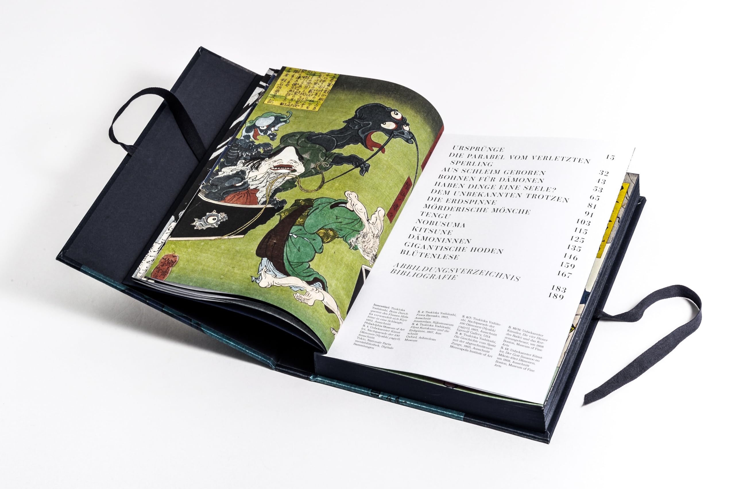 YOKAI MONSTER: in Werken der japanischen Holzschnittkunst - vereint in einer prachtvollen Ausgabe mit Seidenüberzug, schwarzem Farbschnitt und Verschlussbändchen mit japanischer Schlauchbindung