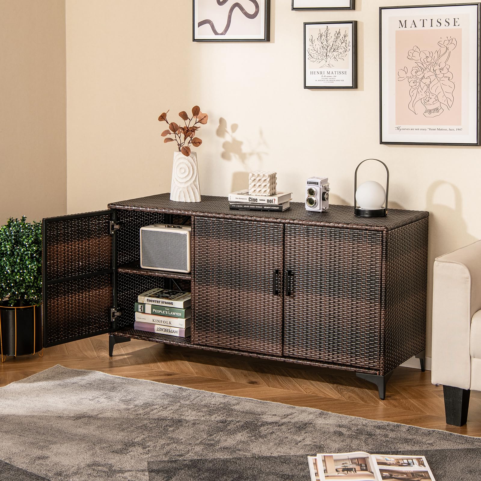 GIANTEX Szafa ogrodowa z rattanu Wicker z 3 drzwiami i wyjmowanymi półkami, wodoodporna szafka zewnętrzna na poduszki, zabawki basenowe, narzędzia ogrodnicze (brązowa)