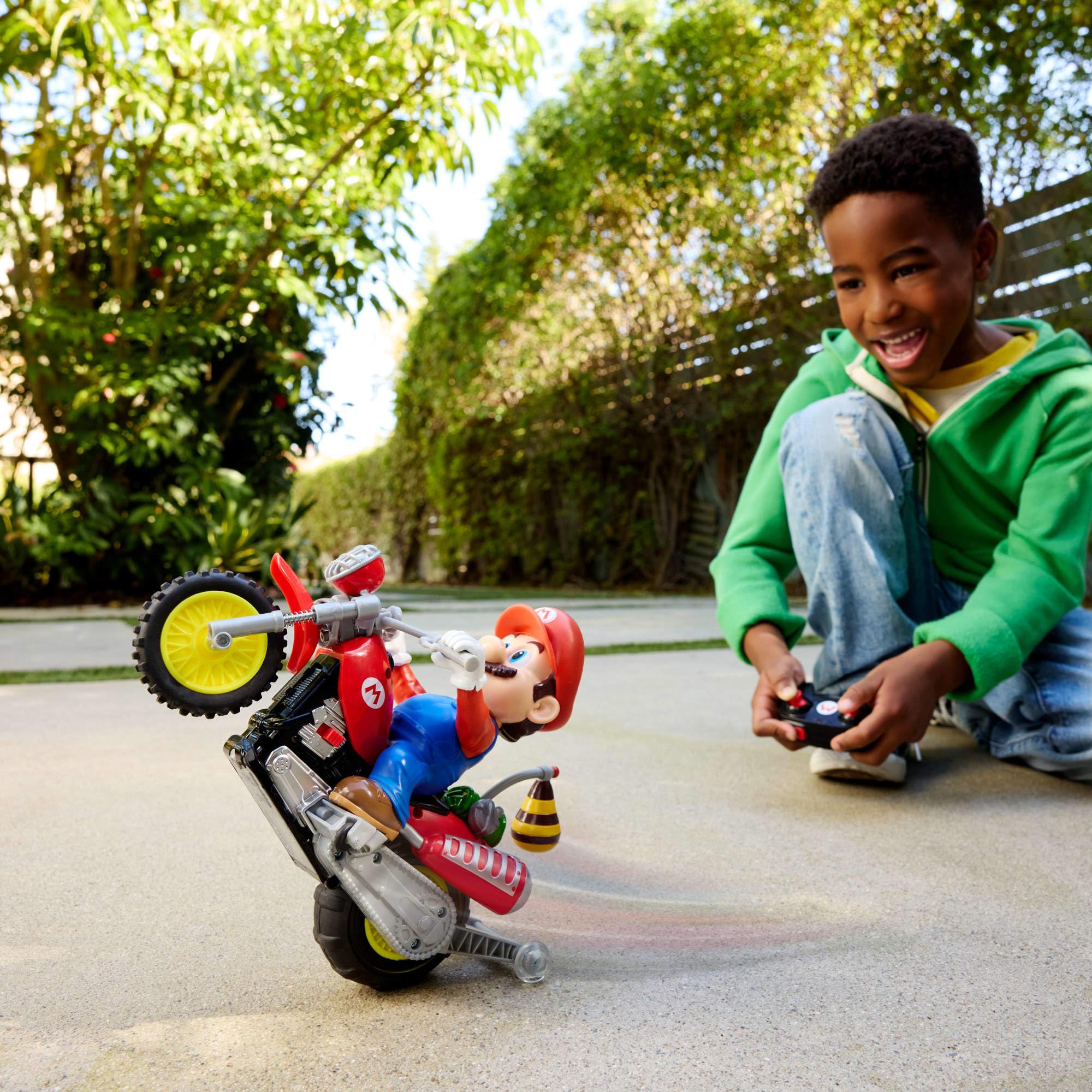 Hot Wheels Mario Wheelie Motocross RC, ferngesteuertes Motorrad | Batteriebetriebenes Motorrad mit Figur, bewegt und neigt sich in den Kurven, inspiriert vom Super Mario Bros. Film, JML15