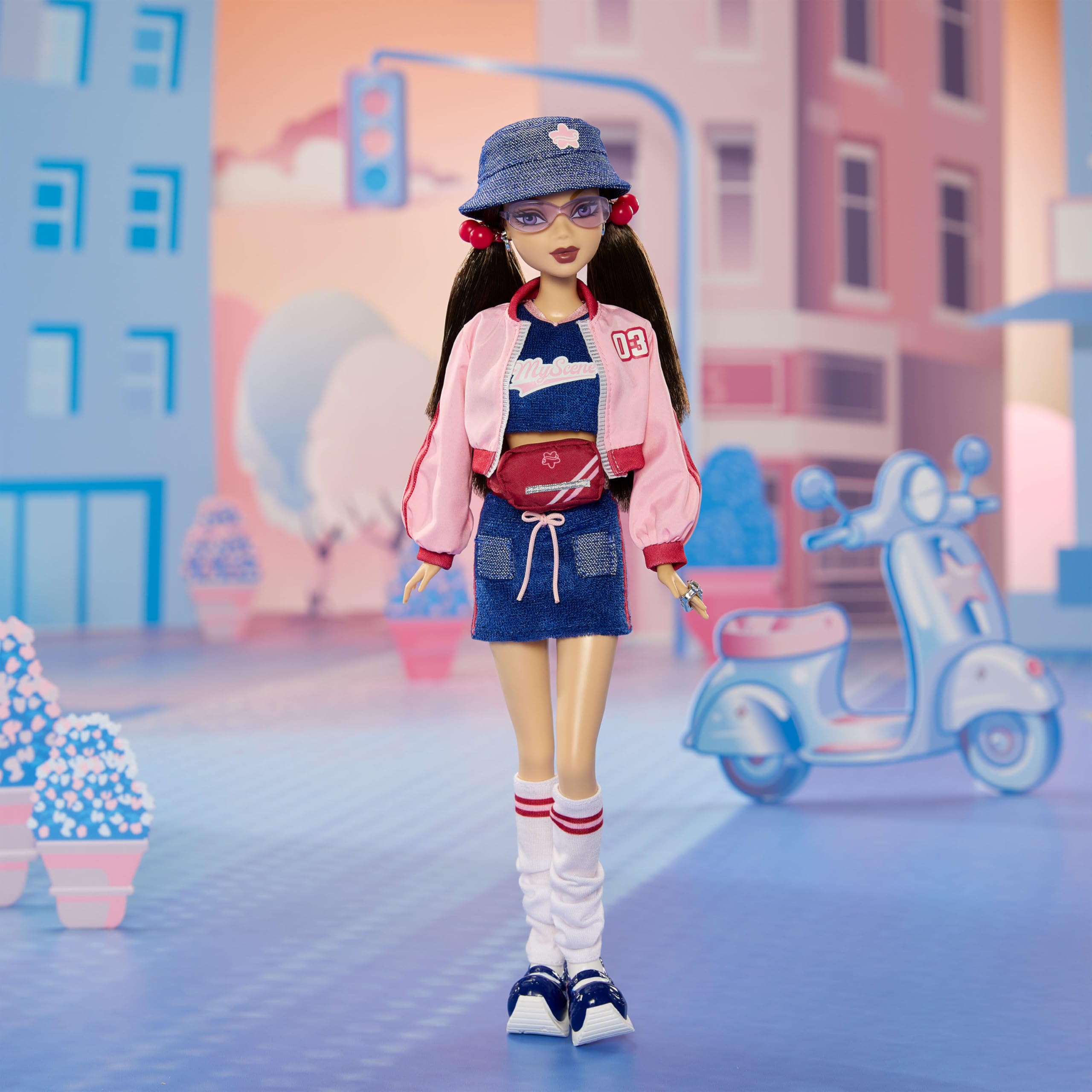 Barbie Signature My Scene HYC19 pop en accessoires, Chelsea in een Y2K geïnspireerde outfit met vlindertop, cargojeans, jeanstas en poppenstandaard