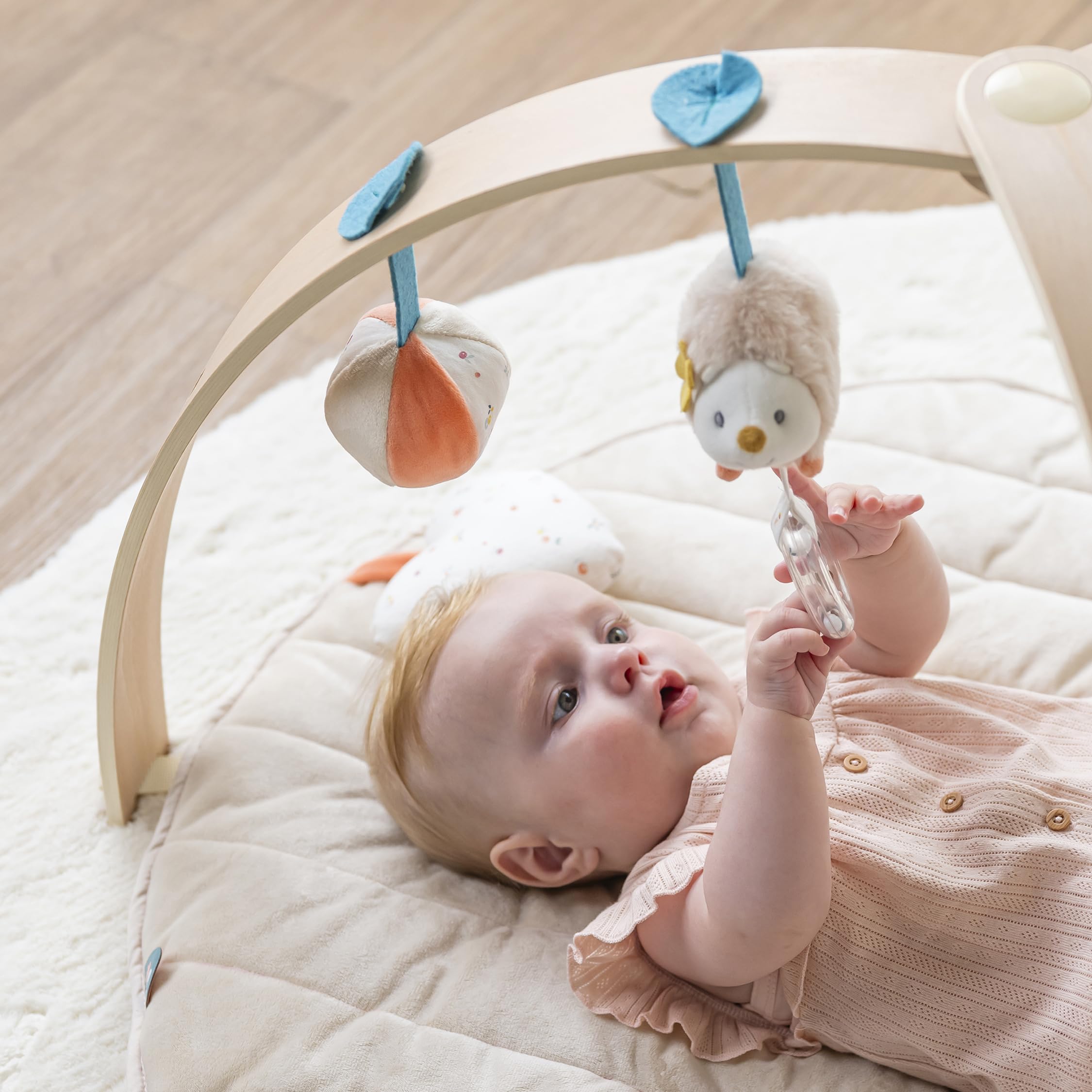 Nattou Manta de Juegos con Arco de Madera y Varias Actividades, Eriza Zoë y Vaca Mila, De Algodón y Poliéster, Aprox. 80 cm, Mila, Zoë y Lana, Beige