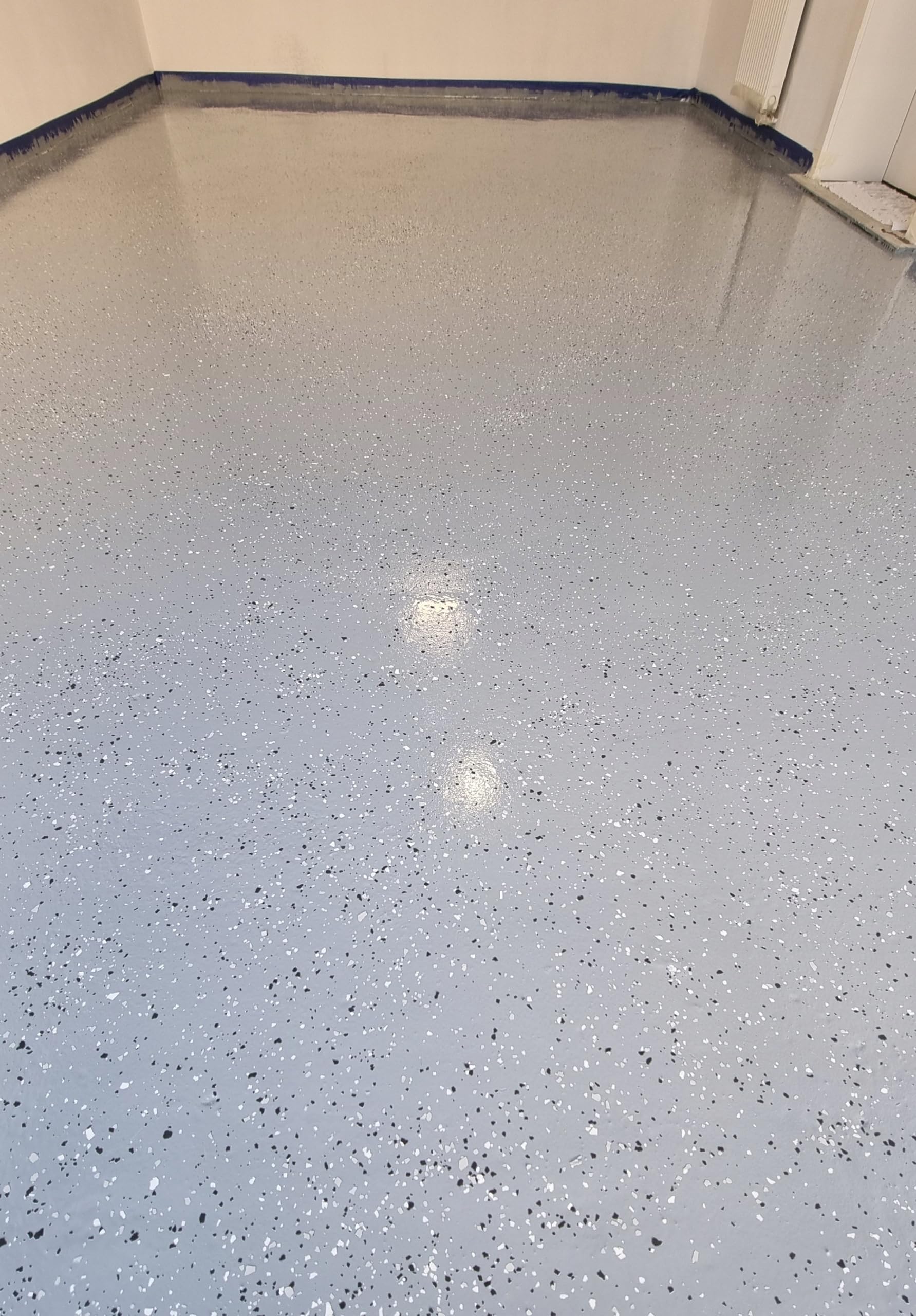 Swiss Tech Żywica Epoksydowa 2K RAL 7001 na Beton – Zestaw 25 m² – Powłoka Epoksydowa do Garażu, Warsztatu, Magazynu – Antypoślizgowa, Niskoemisyjna Low VOC, Odporna Chemicznie