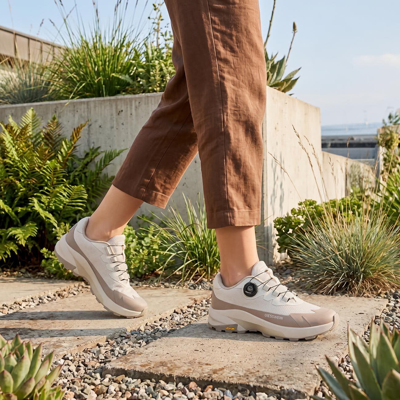 Giesswein Wool Trek X Women - Wasserdichter Trekkingschuh, Megagrip-Sohle | Outdoor Sneaker mit Schnellschnürung & Merino-Wechselfußbett – idealer Grip auf jedem Terrain, für Sport & Freizeit