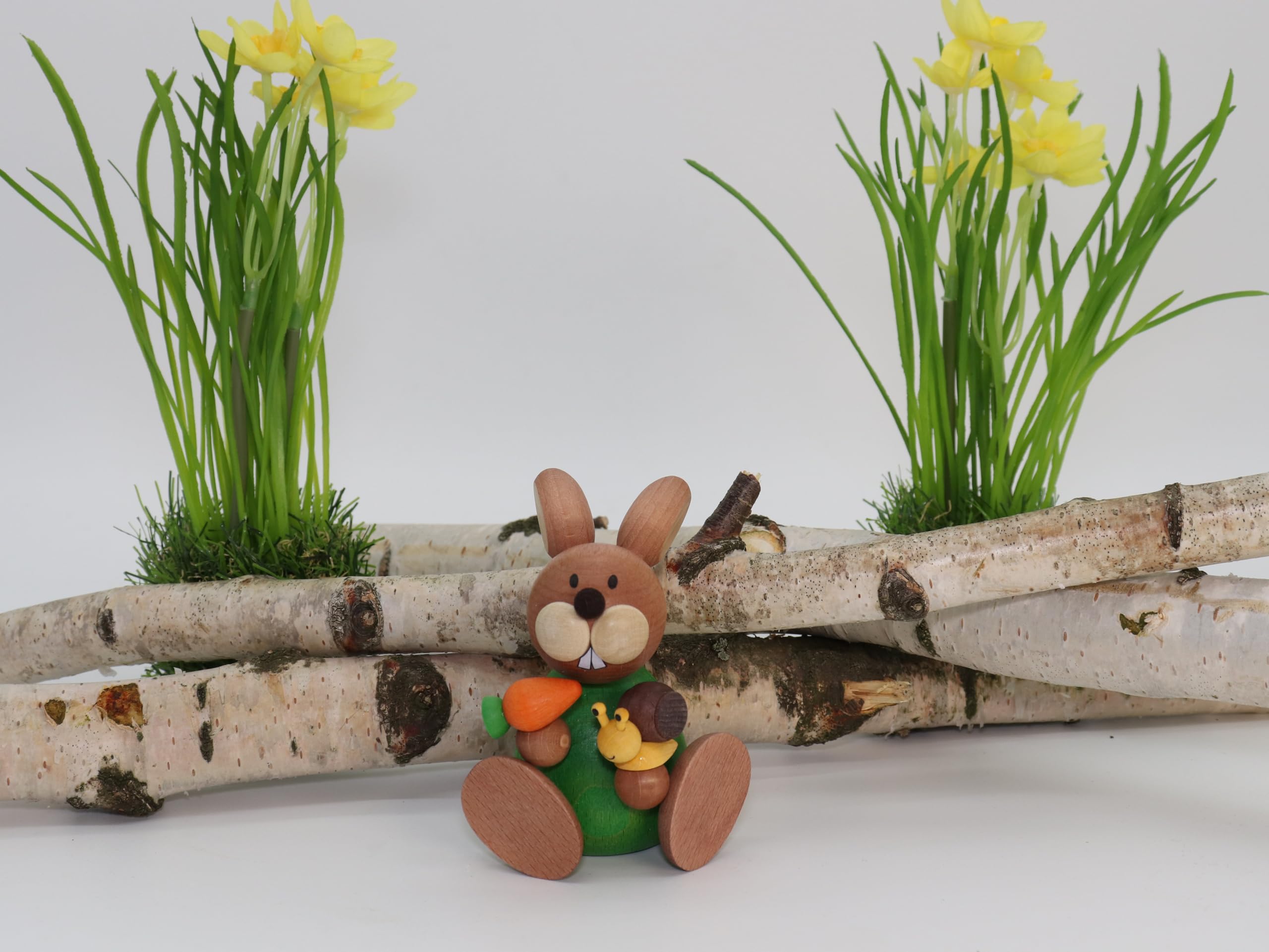 Osterhase sitzend mit Schnecke und Möhre 9,0 cm groß