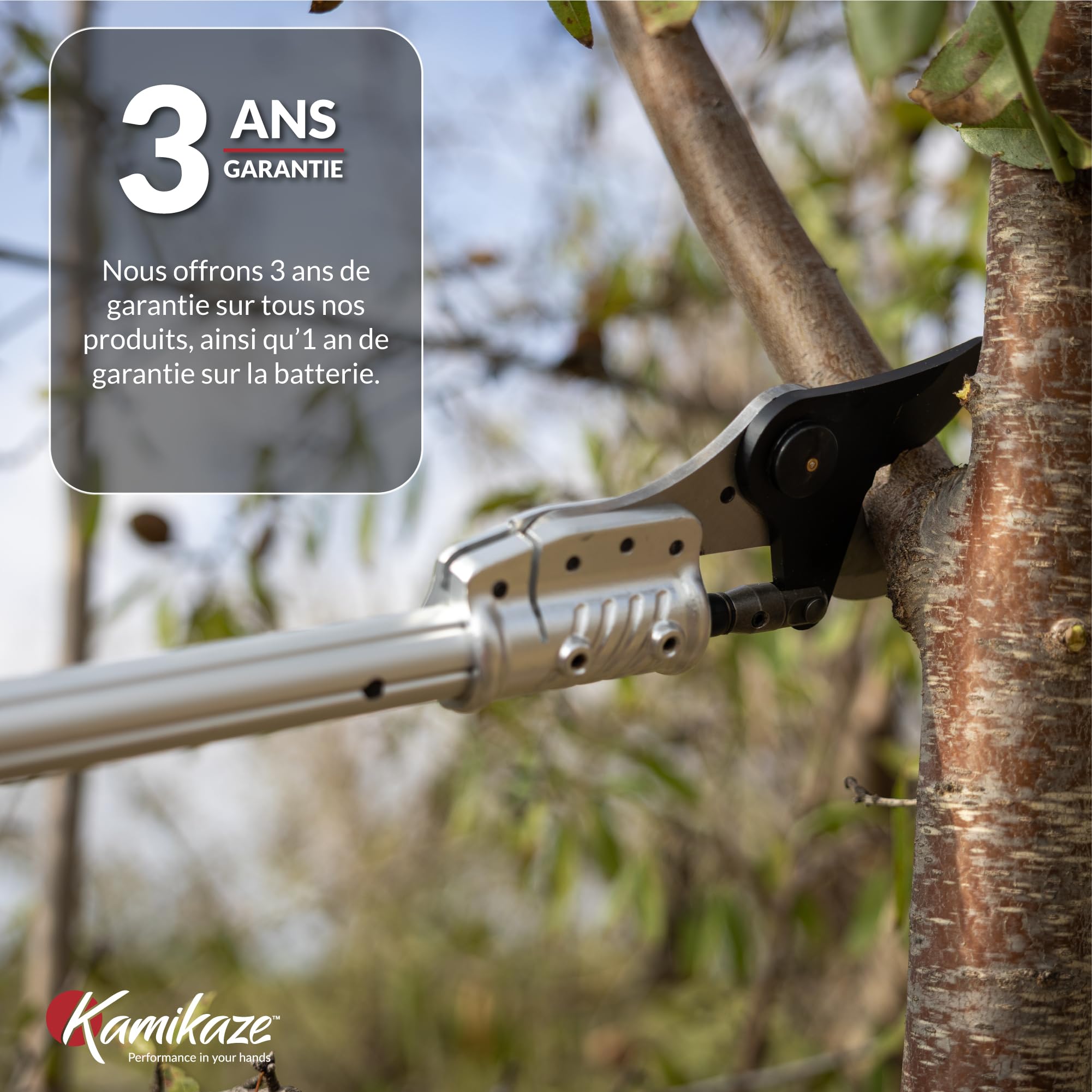 KAMIKAZE KV105. Perche d’élagage sans fil pour la taille en hauteur. Coupe Ø 38 mm. Longueur de la perche : 99 cm. Jusqu’à 8 heures d’autonomie. Comprend deux batteries lithium rechargeables.