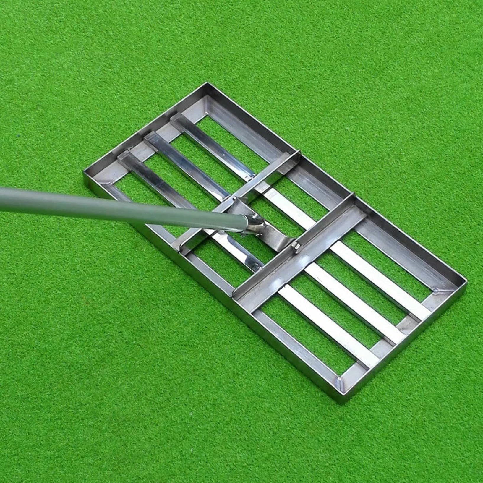 Golf sand bunker rake avec attachment pour nivellement de terrain