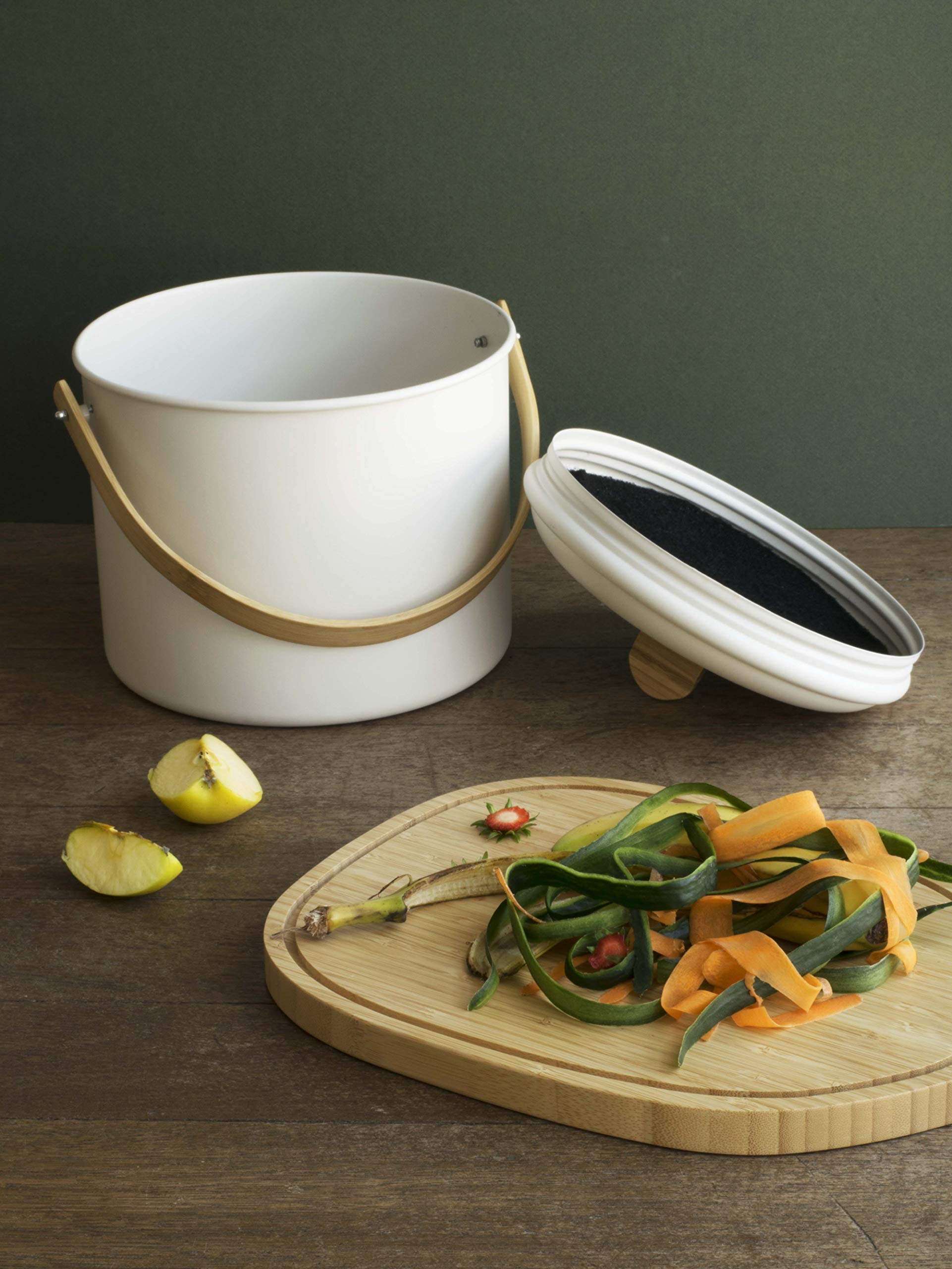 PEBBLY - Seau à Compost d'Intérieur en Acier et Anse en Bambou - 7 litres - Ø 22 x 25 cm - Filtre Anti-Odeur en Charbon Inclus, Seau Élégant, Durable, Léger et Résistant, sans Risque de Fuite
