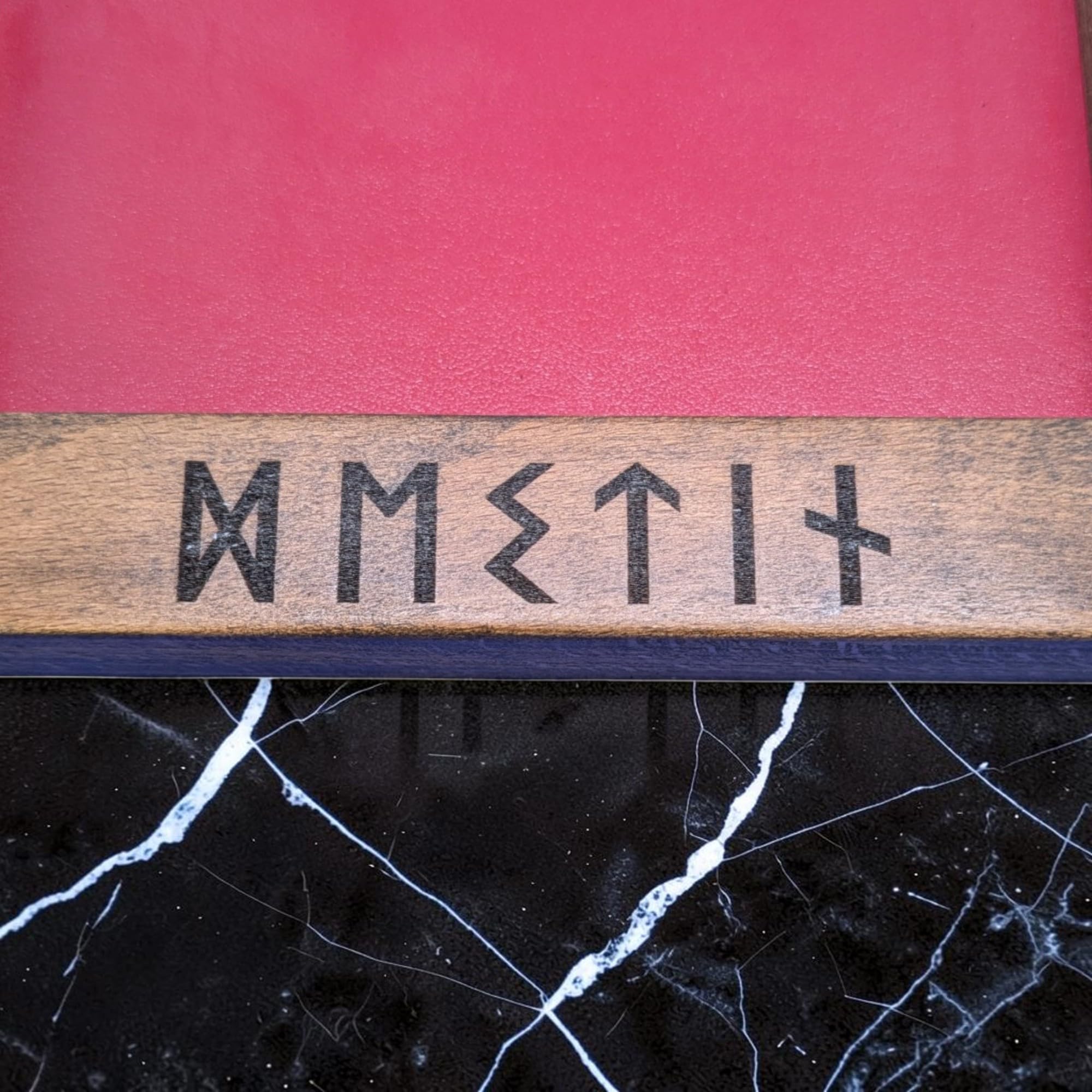 Piste à Dés en Bois & Cuir Véritable – Gravure Runes Viking (Futhark) – Fond Silencieux – 17 ou 24 cm – Jeu de Rôle JDR, DND, Wargame (Rouge, 17 cm, sans Coins métalliques)
