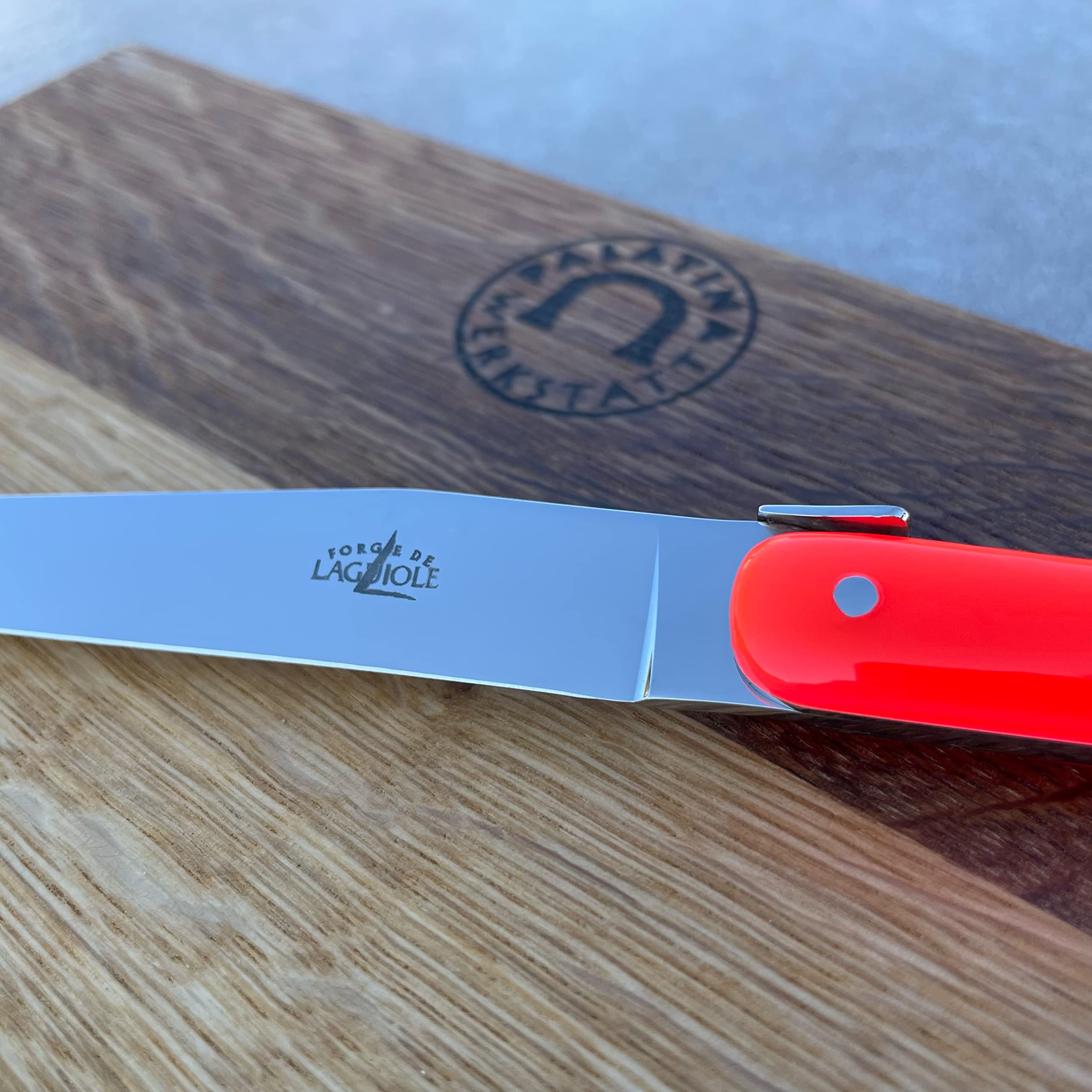 Forge de Laguiole - Juego de 2 cuchillos para carne (pulidos, mango acrílico, 30 x 18 cm), color rojo