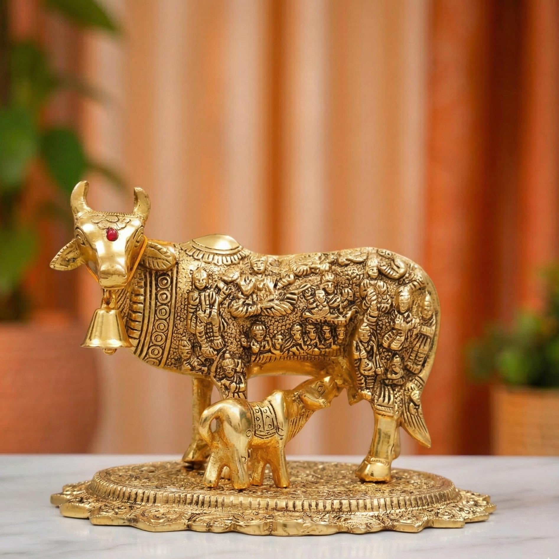 KridayKraft Pozłacana krowa Kamdhenu z metalową statuetką na szczęście, feng shui i Vastu, jako blat stołu religijny idol Gau mata do domu, biura, dekoracyjne, figurki ze zwierzętami, świąteczne