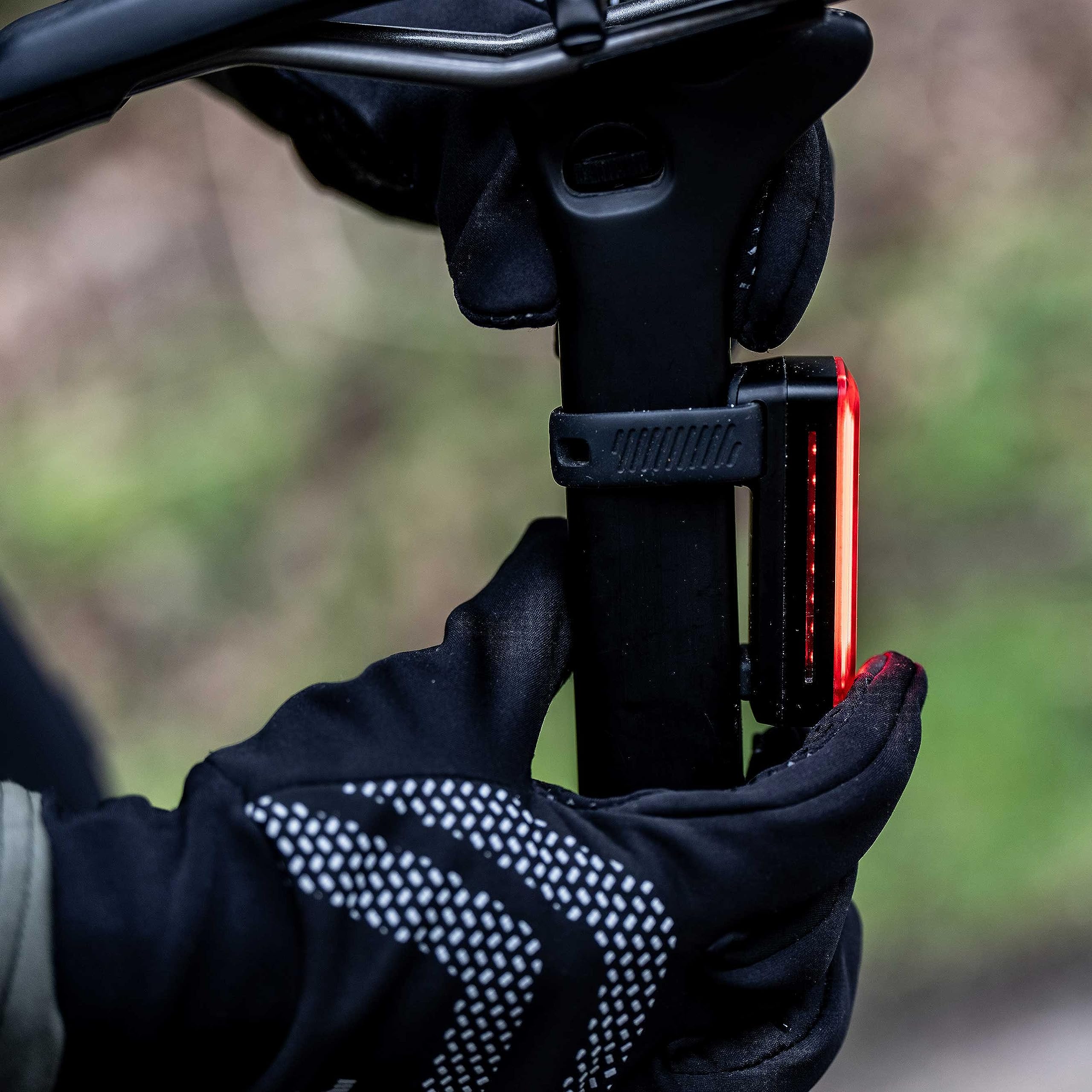 BBB Lumière de vélo Rechargeable par USB Haute visibilité étanche pour vélo de Ville, vélo de Route, feu arrière Facile à Monter Signal Pro BLS-168, Noir