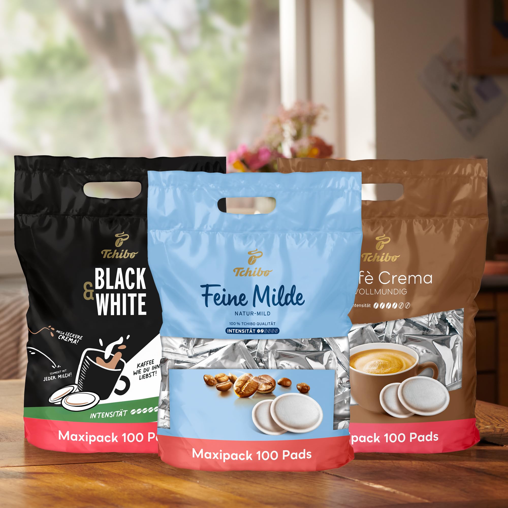 Tchibo Kaffeepads Probierset Vorratspack Maxipack, Feine Milde (1x), Caffè Crema vollmundig (2x) & BLACK&WHITE (1x), 400 Stück - 4x 100 Pads, nachhaltig, geeignet für Senseo Maschinen