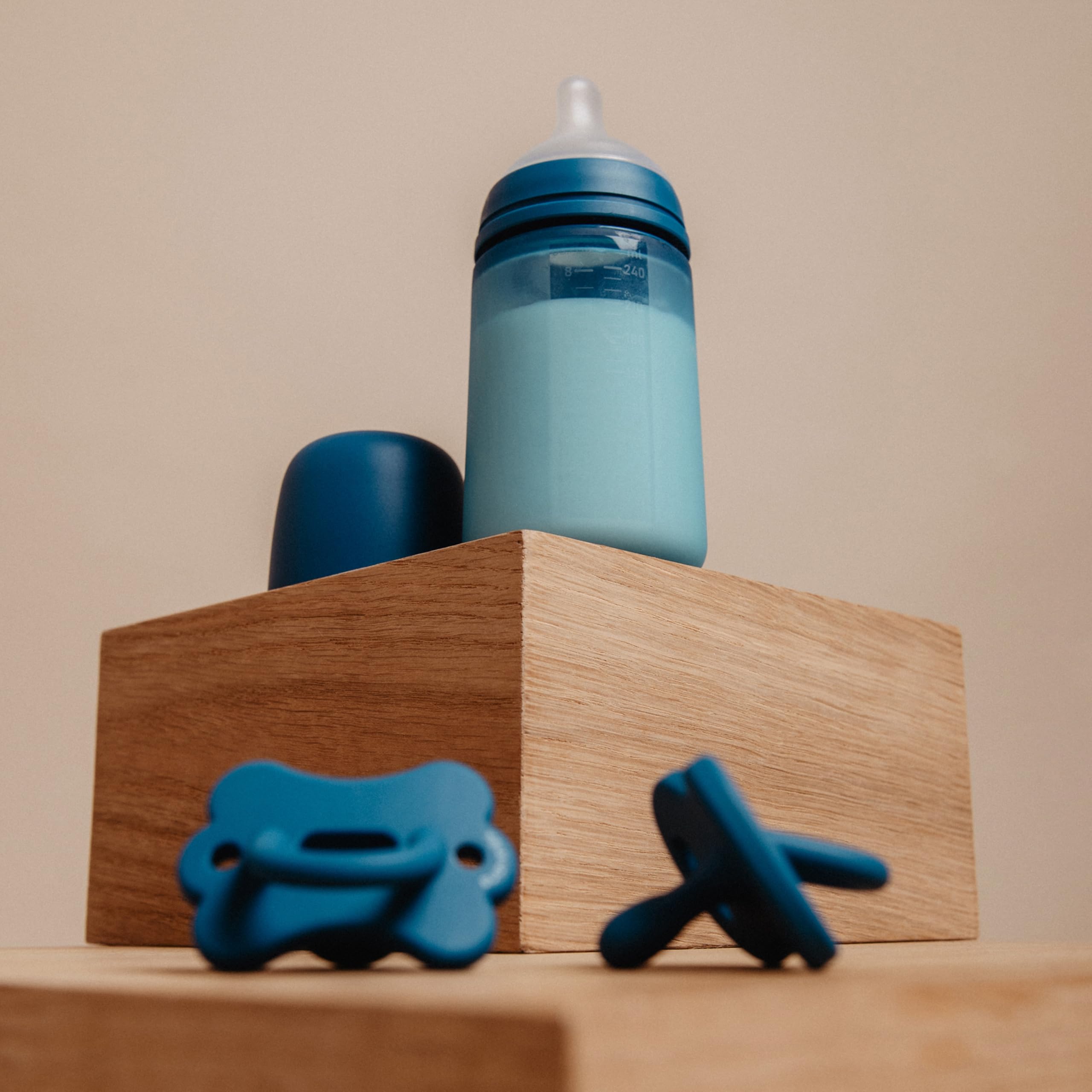 Suavinex, Biberon in Silicone da 240 ml, con Tettarella Fisiologica in Silicone SX Pro, con Valvola Anticolica, Biberon a Flusso Medio (M). Per bambini +3 mesi. Colour Essence Blu oceano
