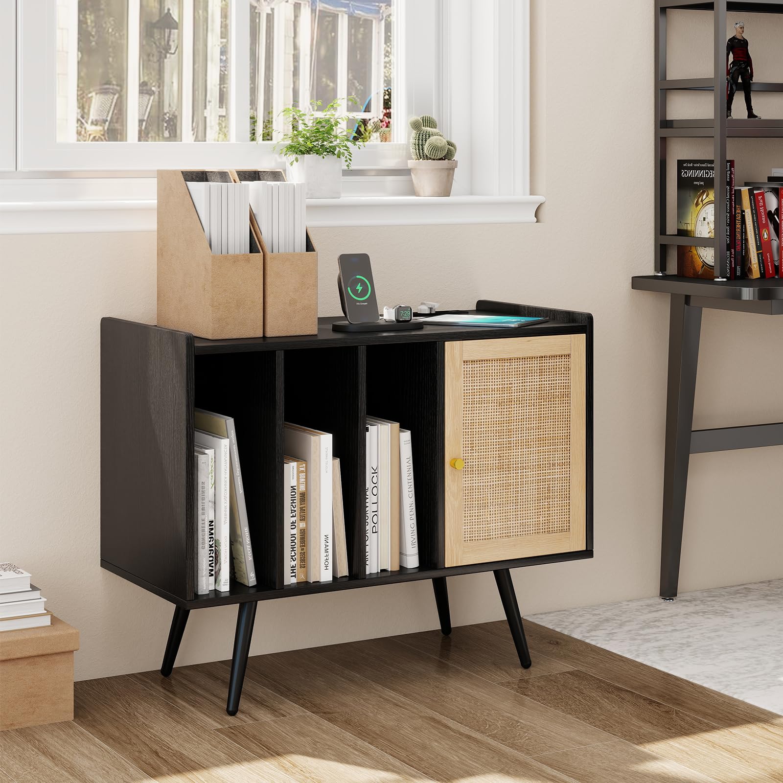 KOMFOTTEU Supporto per Giradischi con Stazione di Ricarica, Mobile Vinili con 3 Ripiani Aperti e Porta in Rattan, Espositore per Dischi con Ripiano Regolabile per Soggiorno, Studio (Nero)
