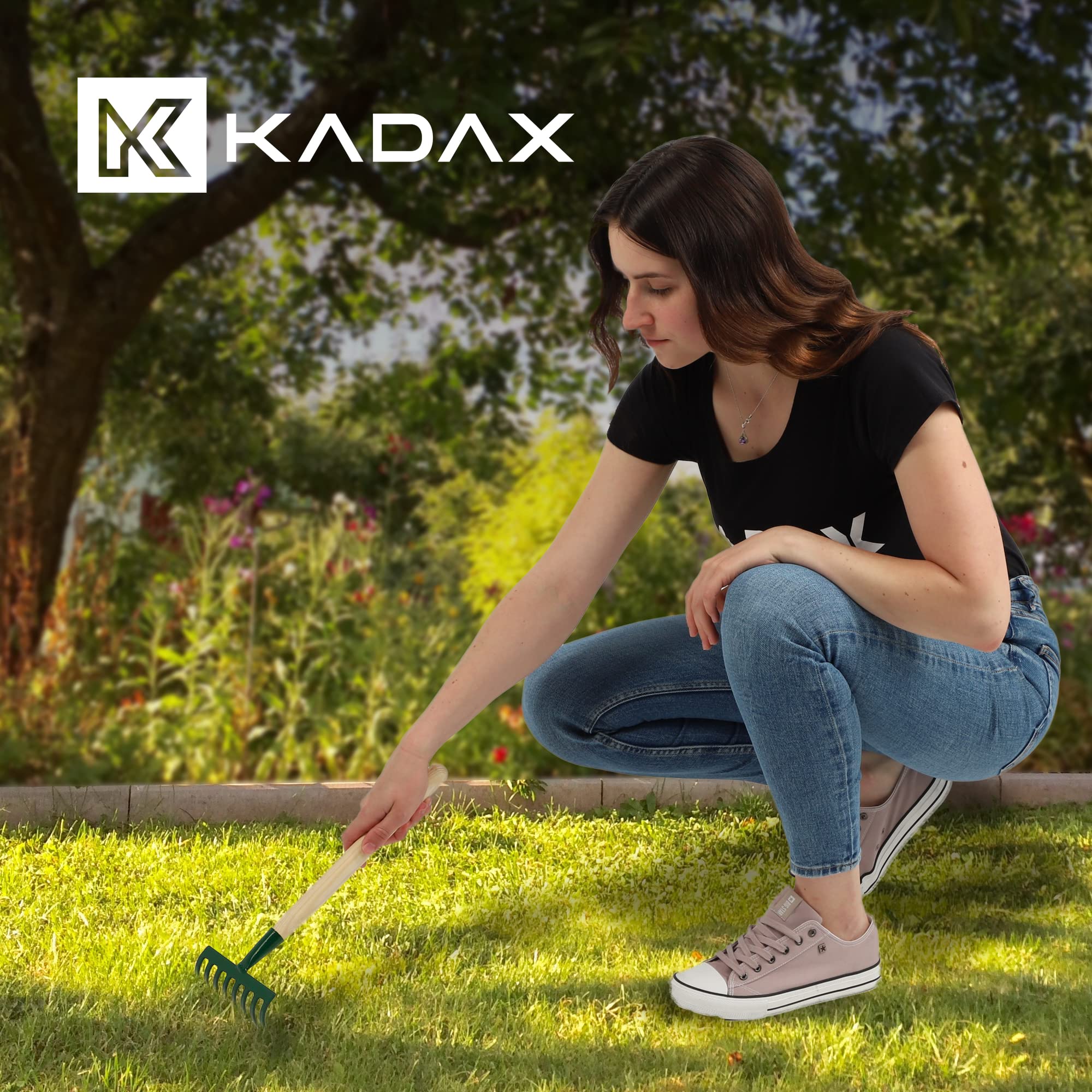 KADAX Petit râteau manuel en métal avec manche court en bois pour le jardinage, râteau de jardin durable pour ameublir le sol et enlever les mauvaises herbes (vert, 8 dents)