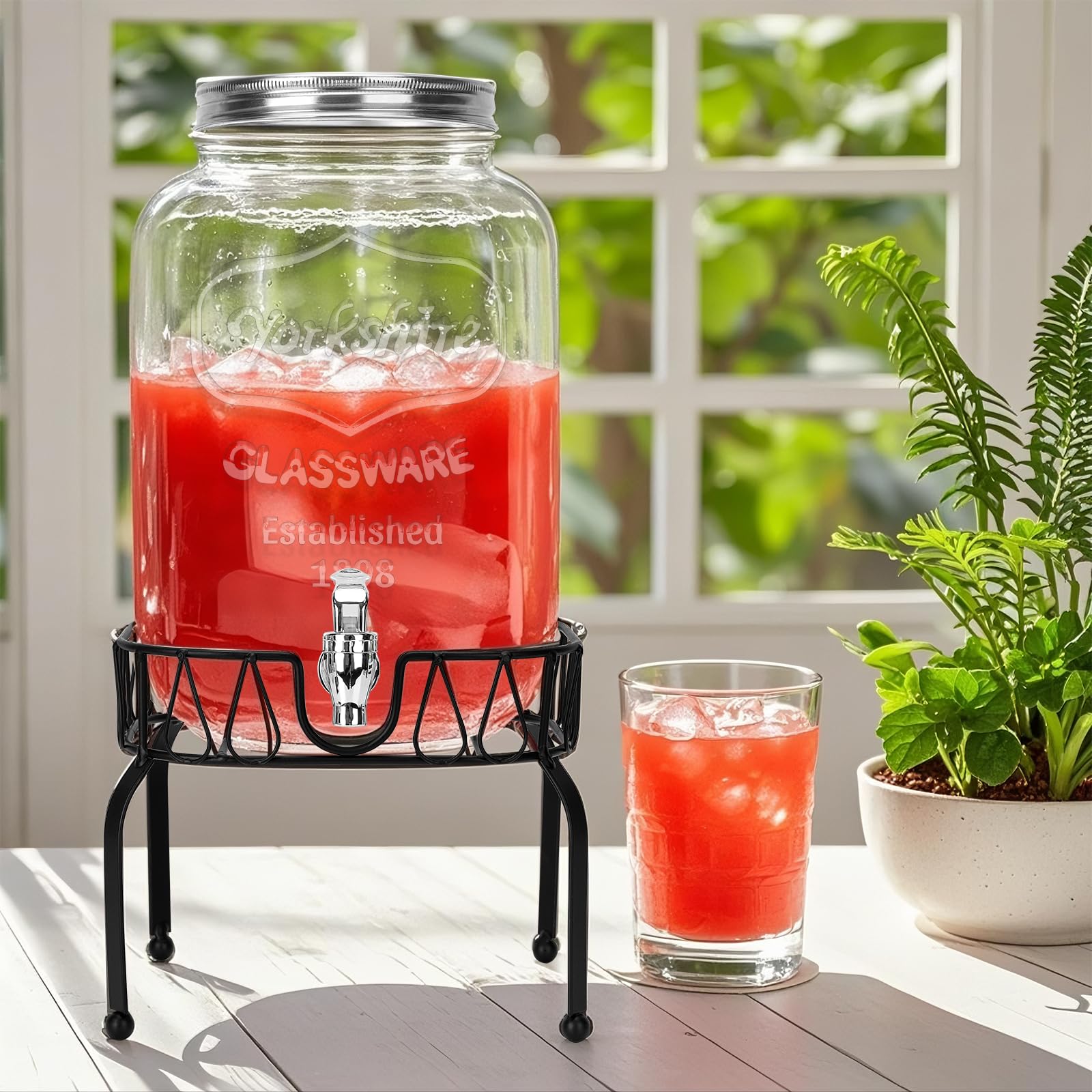 DHSBTLS Dispensadores de bebidas de vidrio de 2 galones, 1 paquete de dispensador de bebidas transparente para fiestas, barbacoas y picnics, dispensador de jugo con núcleo de hielo, soporte negro